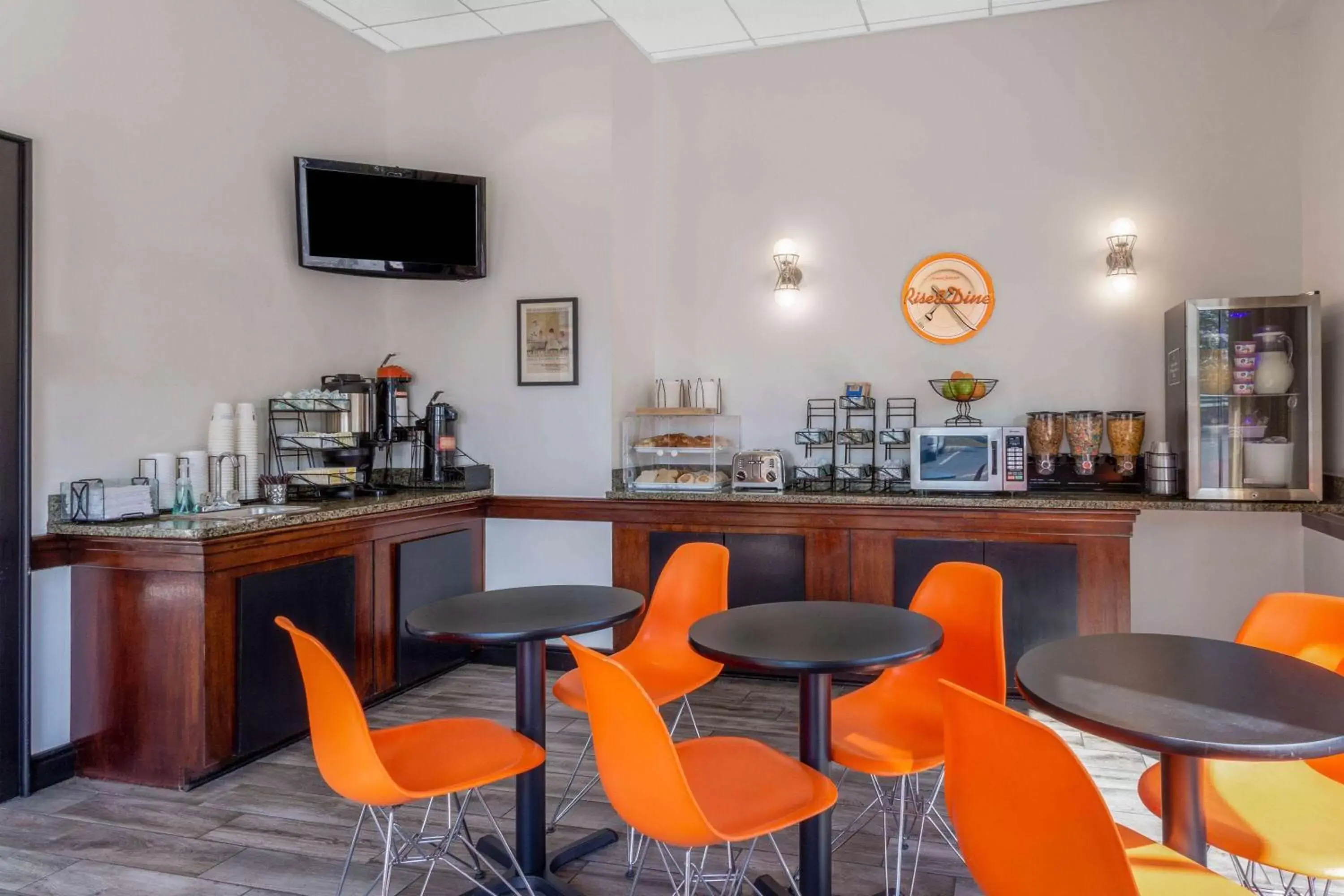 Breakfast, Lounge/Bar in Howard Johnson by Wyndham Portsmouth