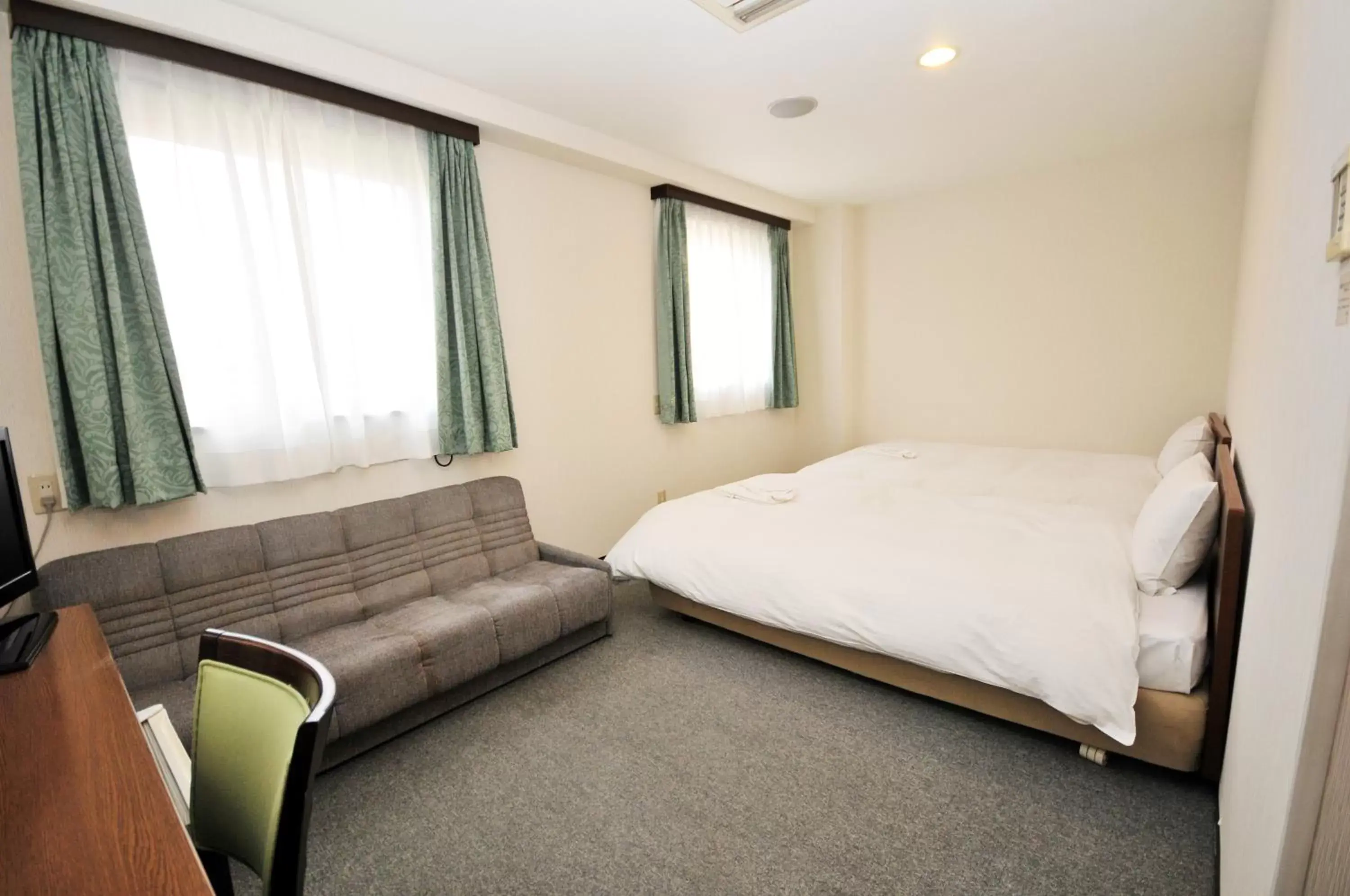 Photo of the whole room, Bed in Hotel Green Line