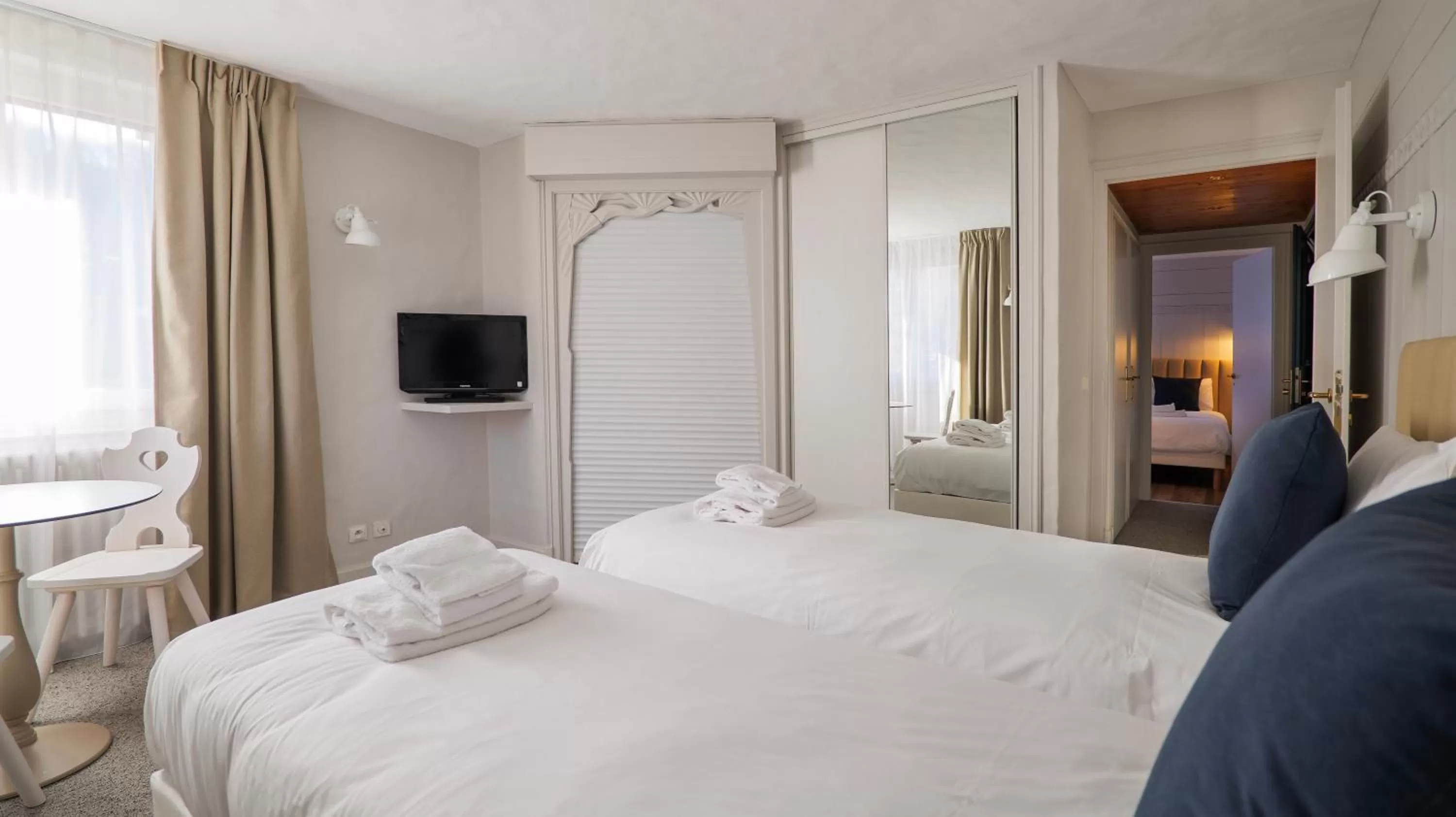 Photo of the whole room, Bed in Hôtel des 2 Gares