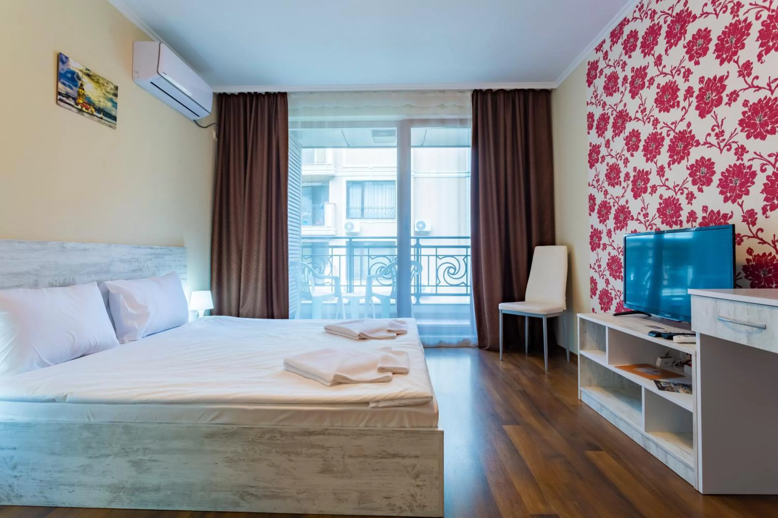 TV and multimedia in Rose Gardens Apart Hotel