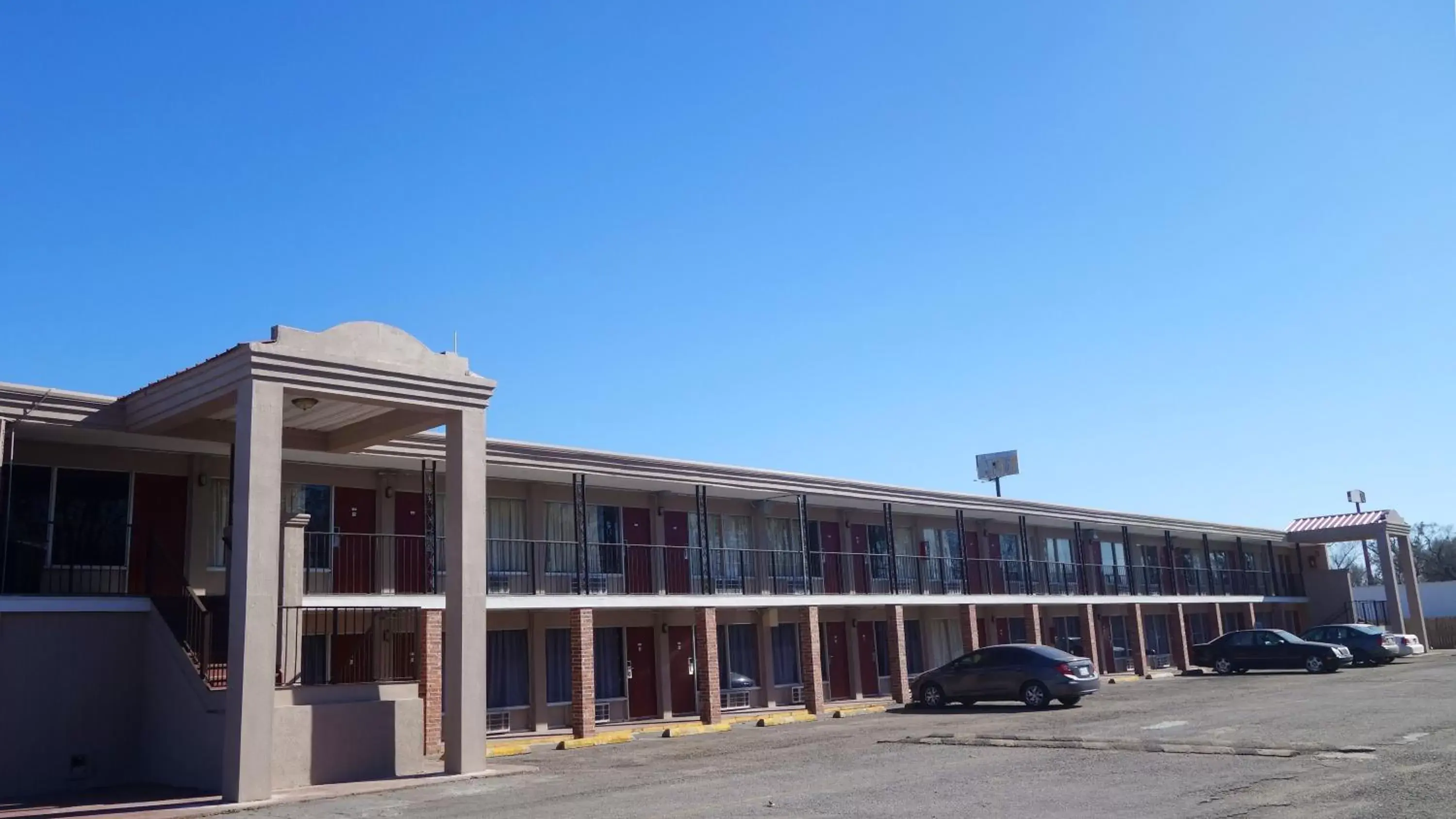 Property Building in Baton Rouge West Inn