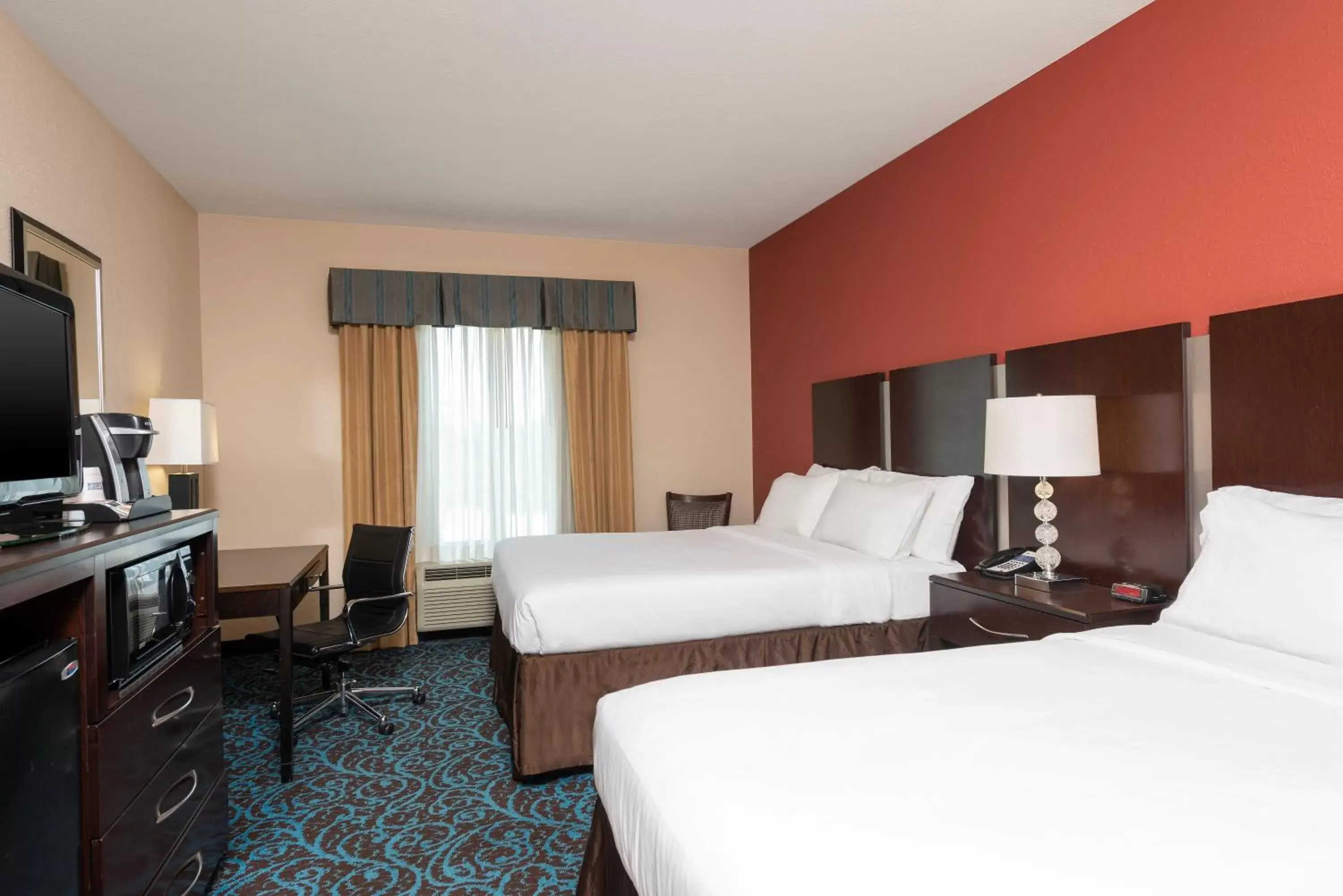 Photo of the whole room, Bed in Holiday Inn Express & Suites - New Philadelphia Southwest, an IHG Hotel