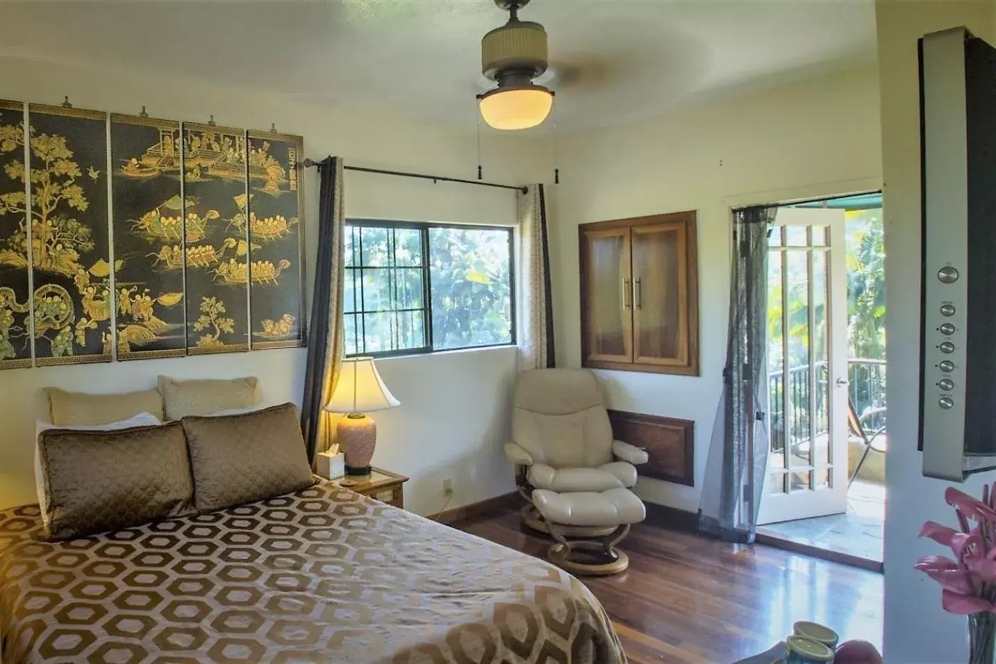 Premium Queen Room with Waterfall View in The Inn at Kulaniapia Falls Premium Queen Room with Waterfall View in The Inn at Kulaniapia Falls