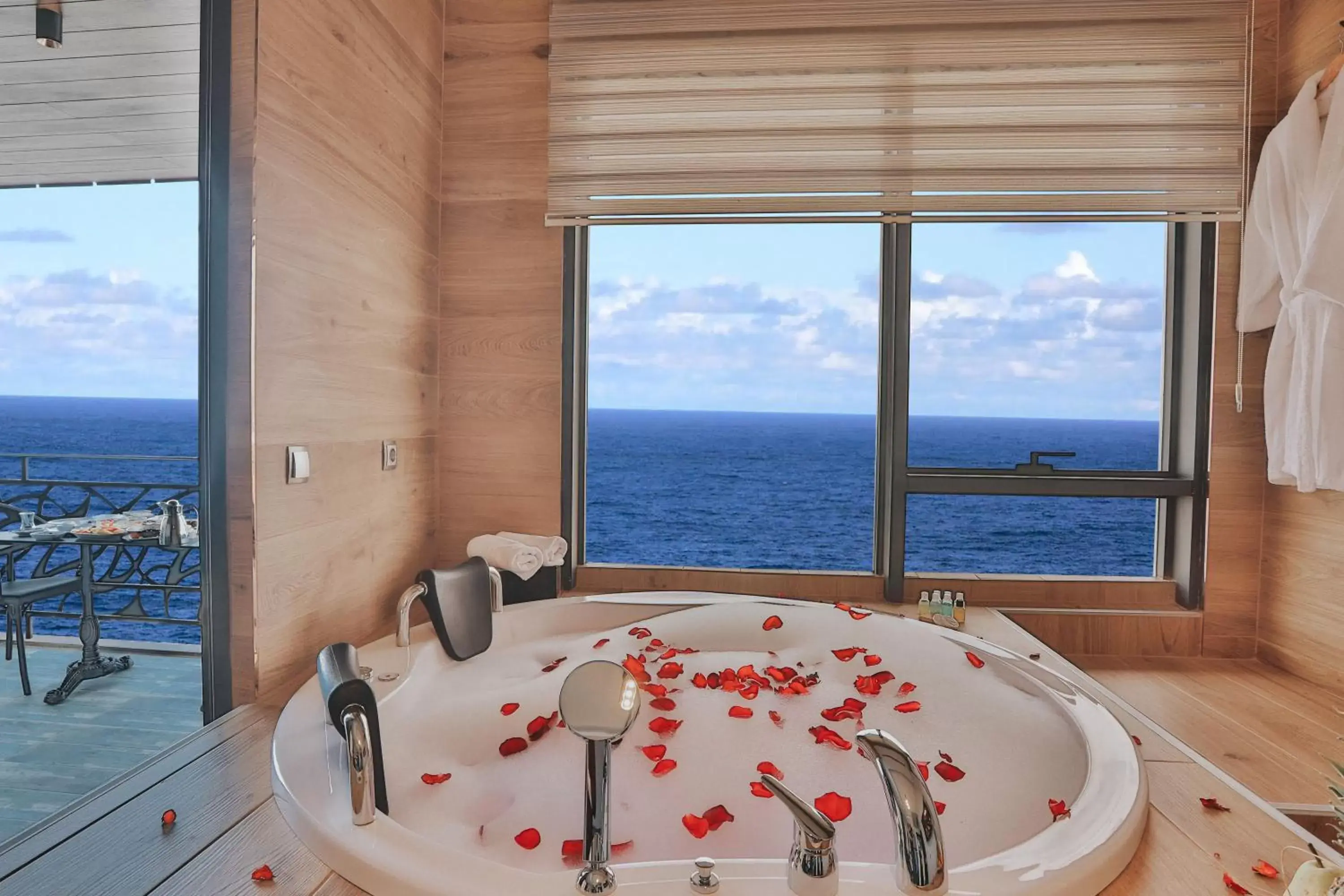 Sea view, Bathroom in Peerless Villas Hotel