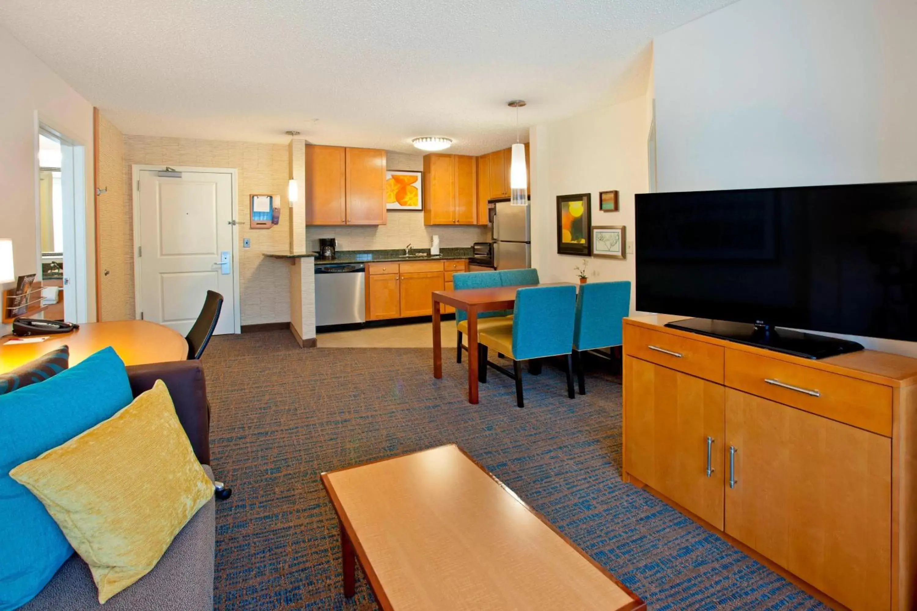 Living room, TV/Entertainment Center in Residence Inn Bridgewater Branchburg