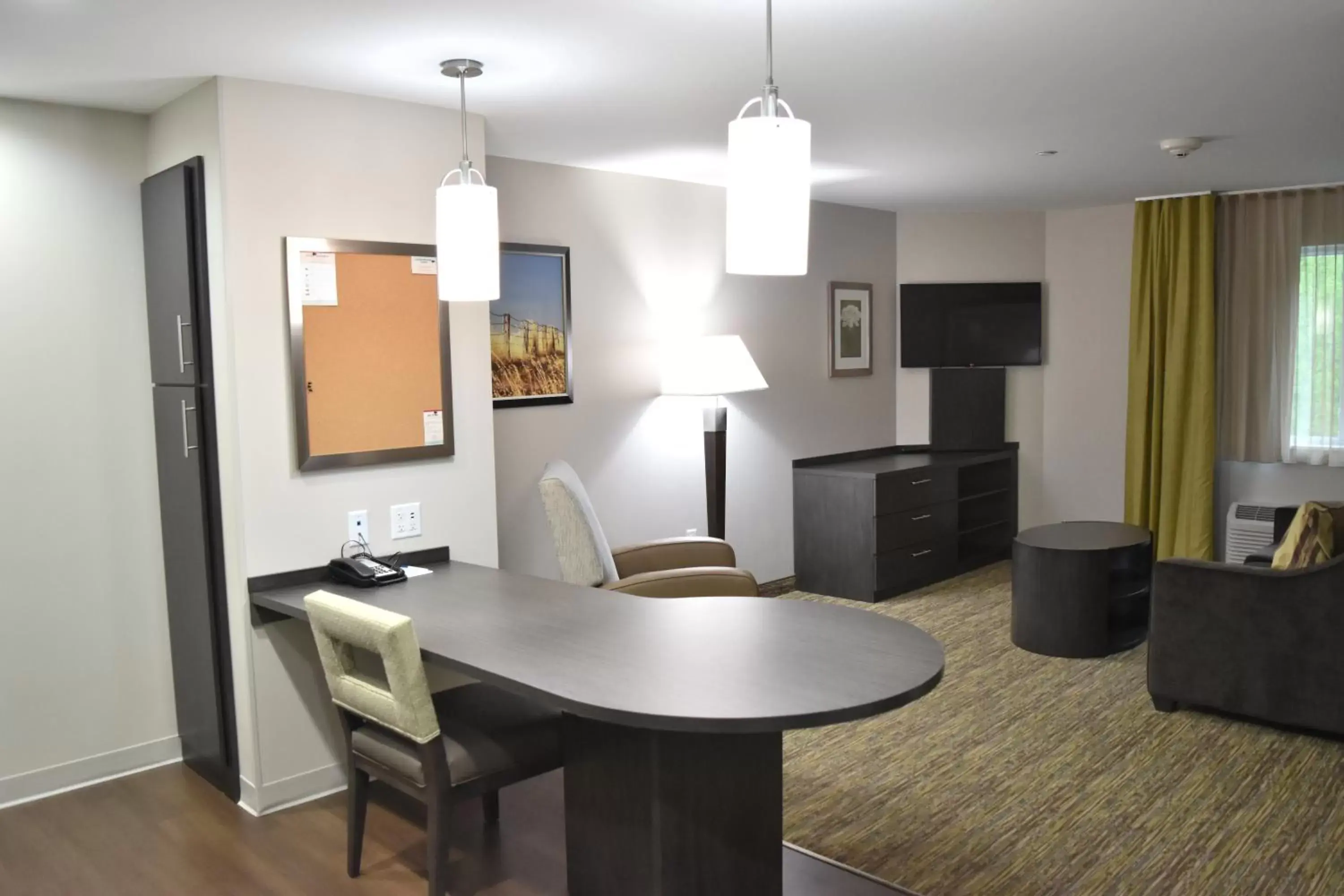 Photo of the whole room, Dining Area in Candlewood Suites Independence, an IHG Hotel