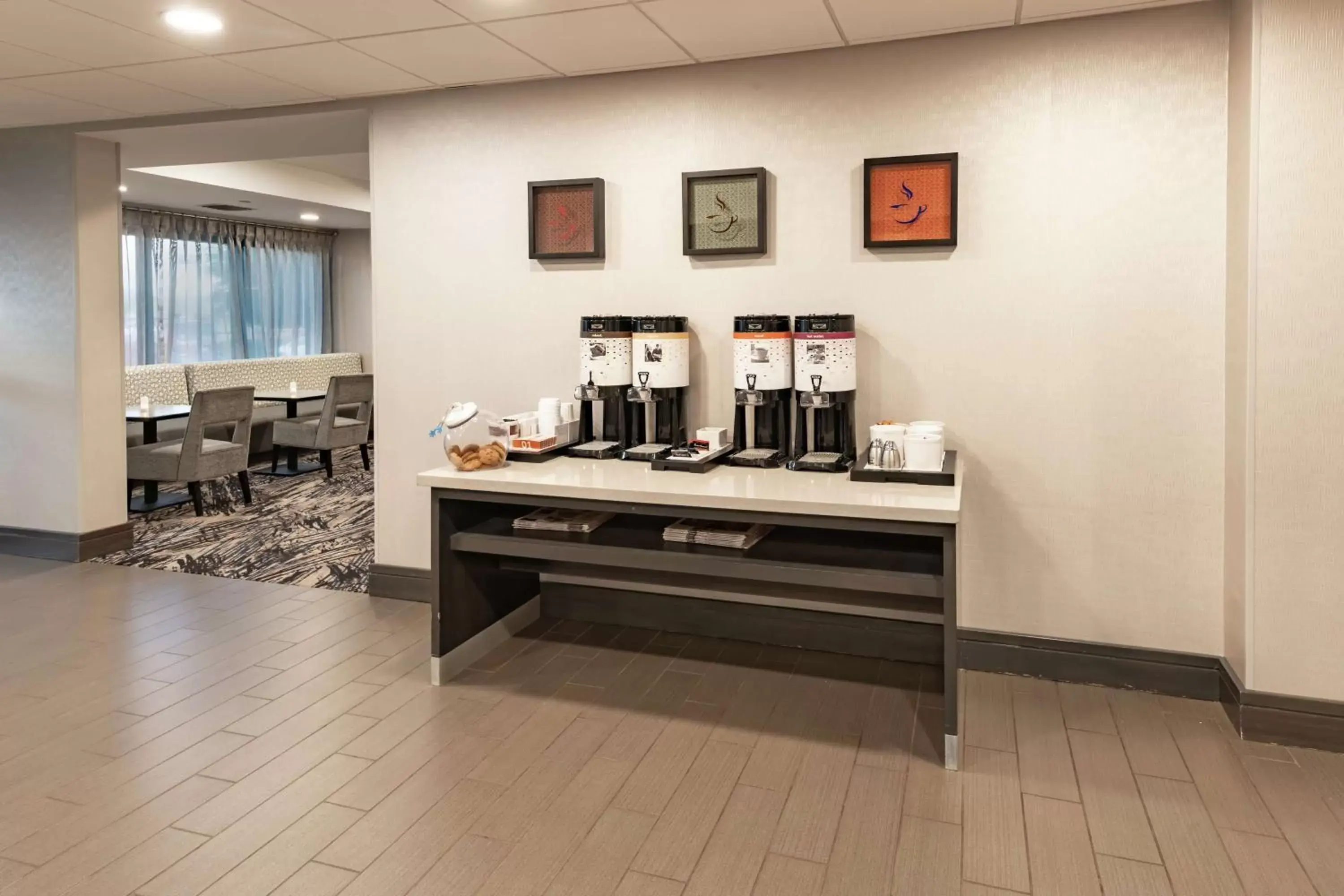 Lobby or reception, Kitchen/Kitchenette in Hampton Inn Waco North