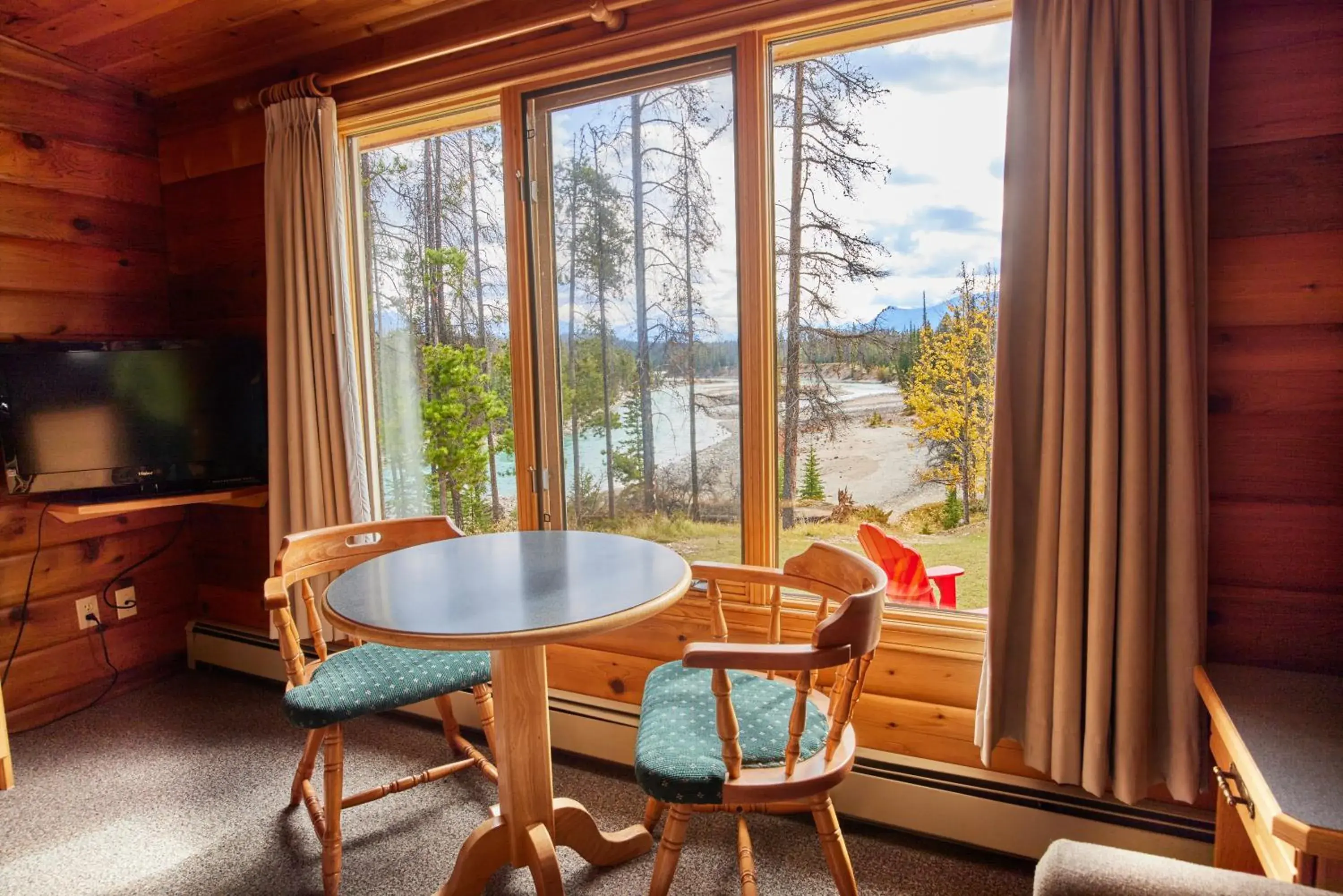 Dining Area in Jasper House Bungalows