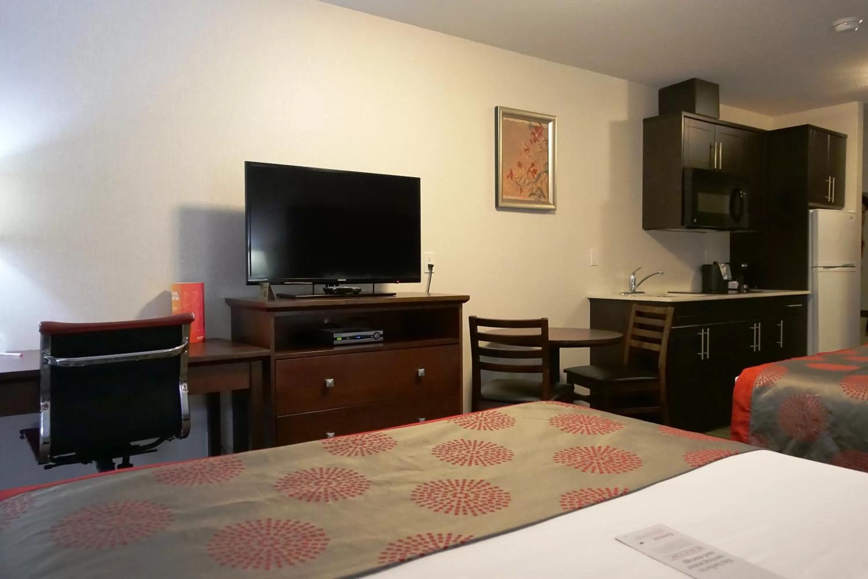 Photo of the whole room, Bed in Ramada by Wyndham Moose Jaw