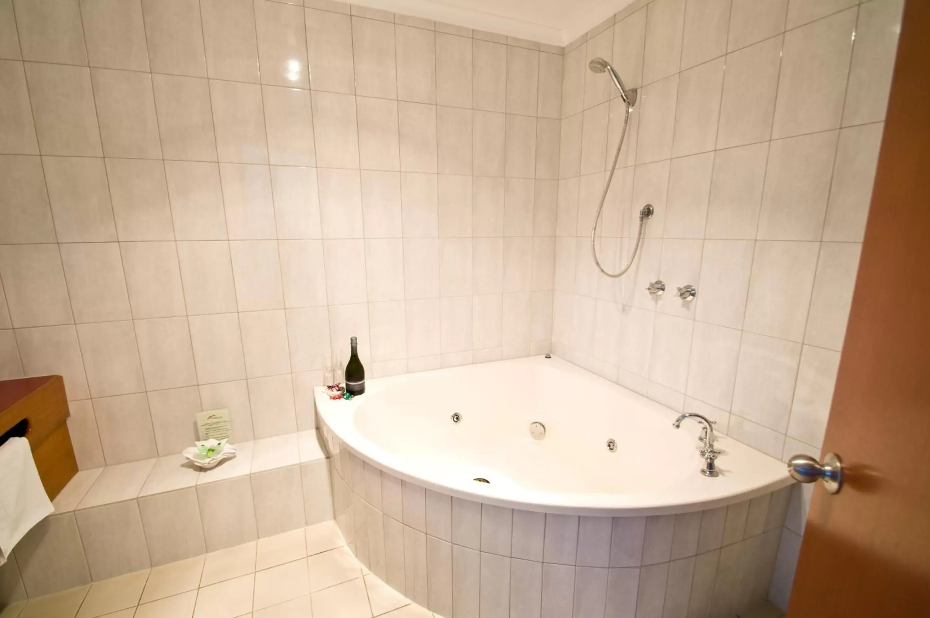 Spa and wellness centre/facilities, Bathroom in Warragul Views Motor Inn