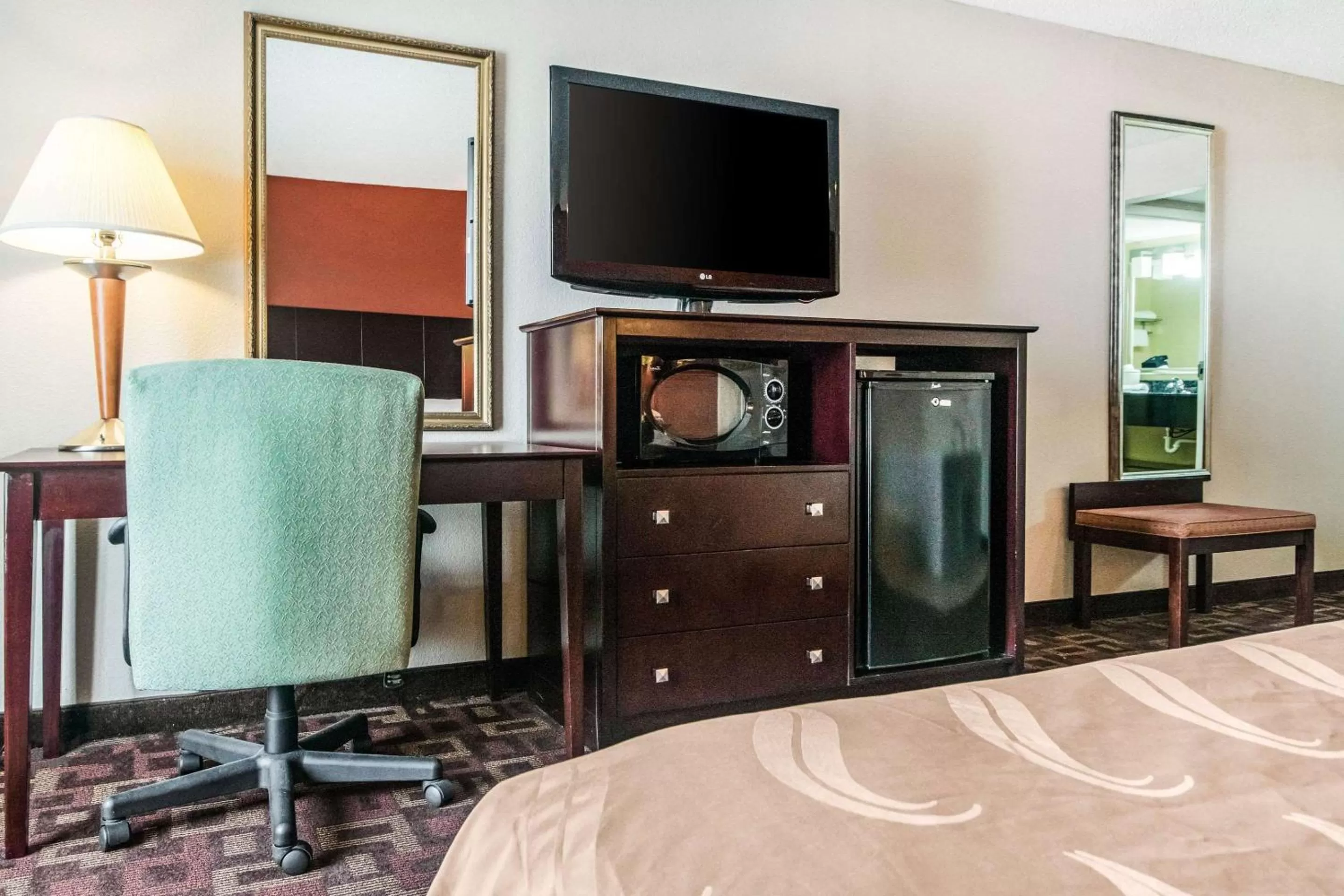 Photo of the whole room, Bed in Quality Inn & Suites Lawrenceburg