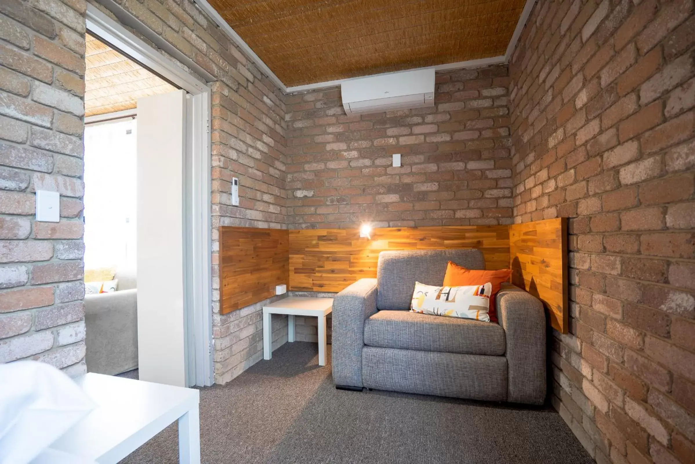 Seating area, Room Photo in Farnham Court Motel and Restaurant