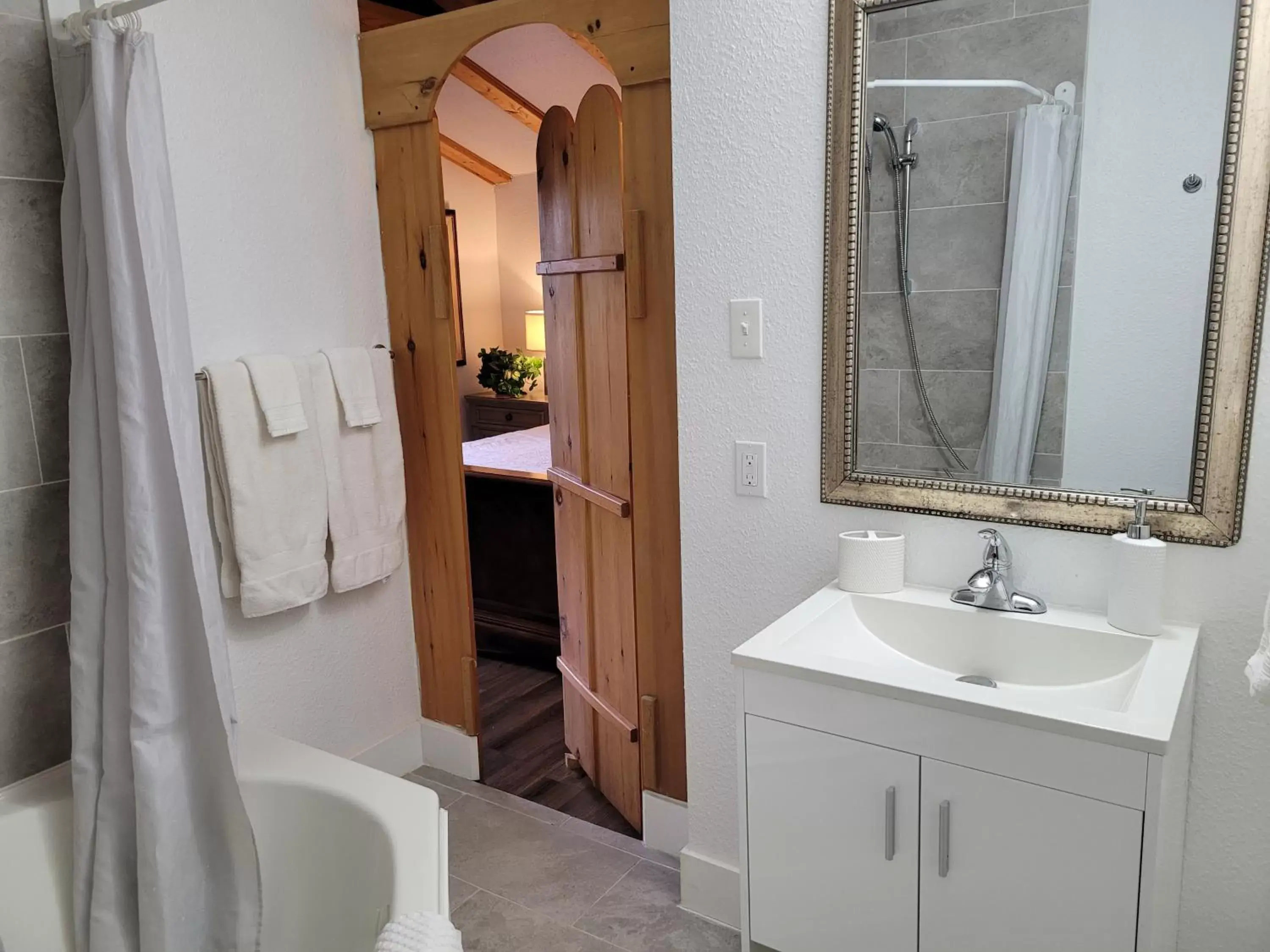 Shower, Bathroom in Edelweiss Inn Nova Scotia