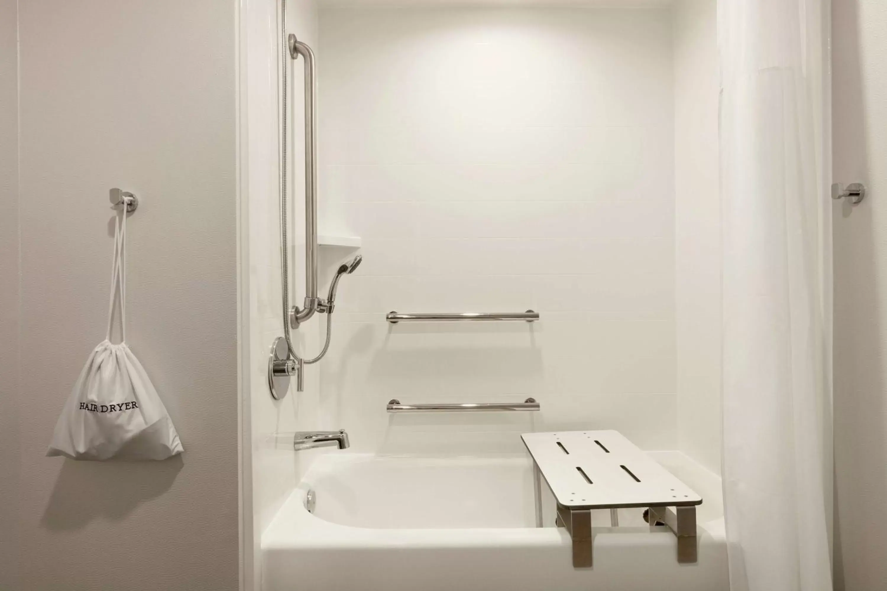 Bathroom in Hampton Inn Dulles/Cascades