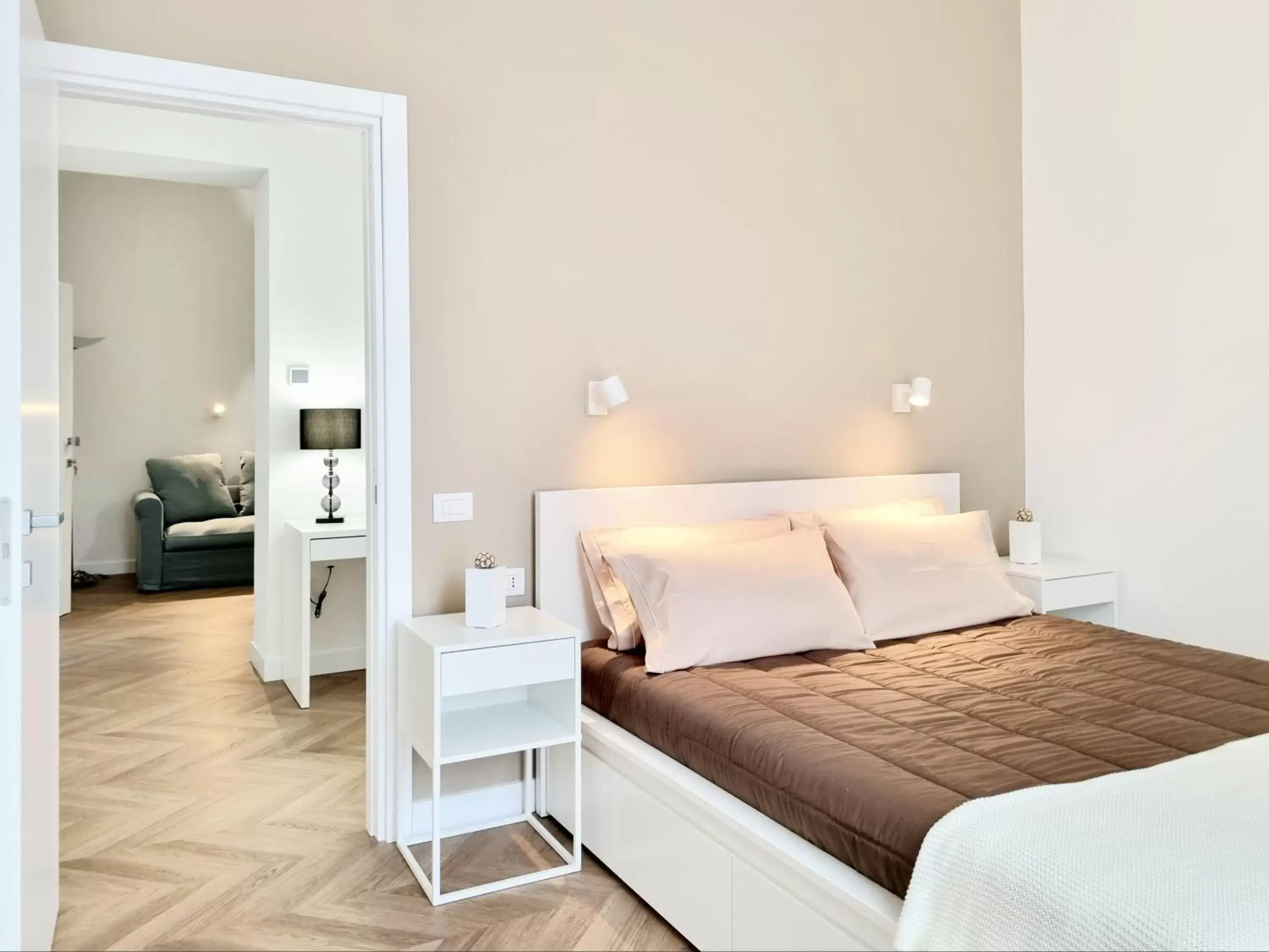 Photo of the whole room, Bed in Glamour Suite Cagliari