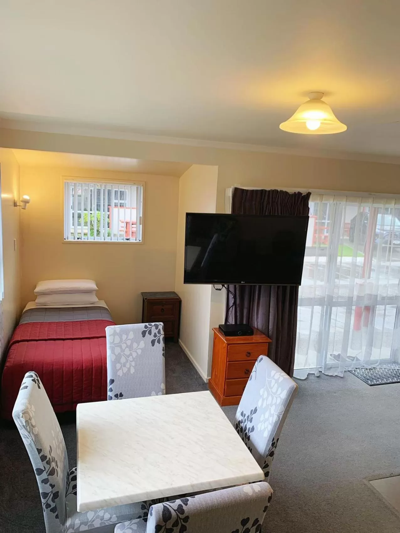 Bed in Amber Court Motel