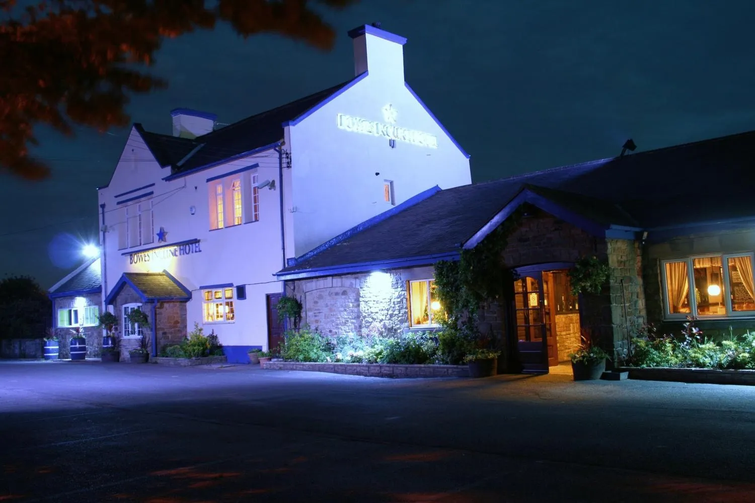 Facade/entrance in Bowes Incline Hotel