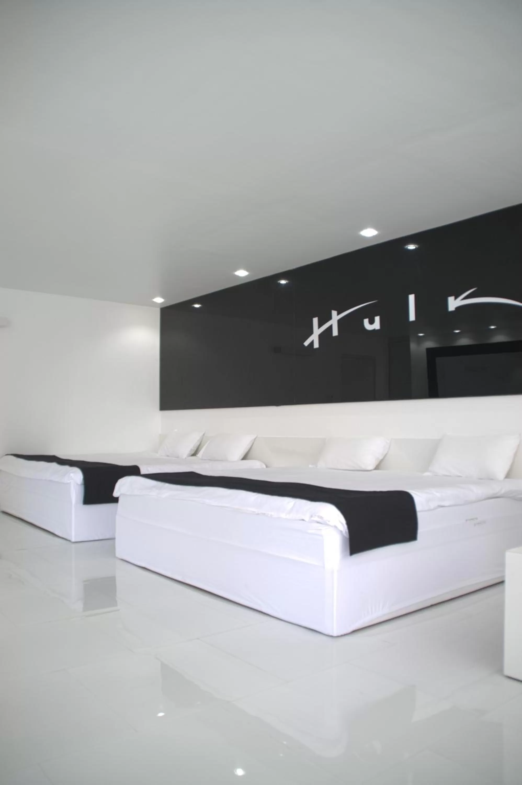 Bedroom, Lobby/Reception in Hotel Hulk