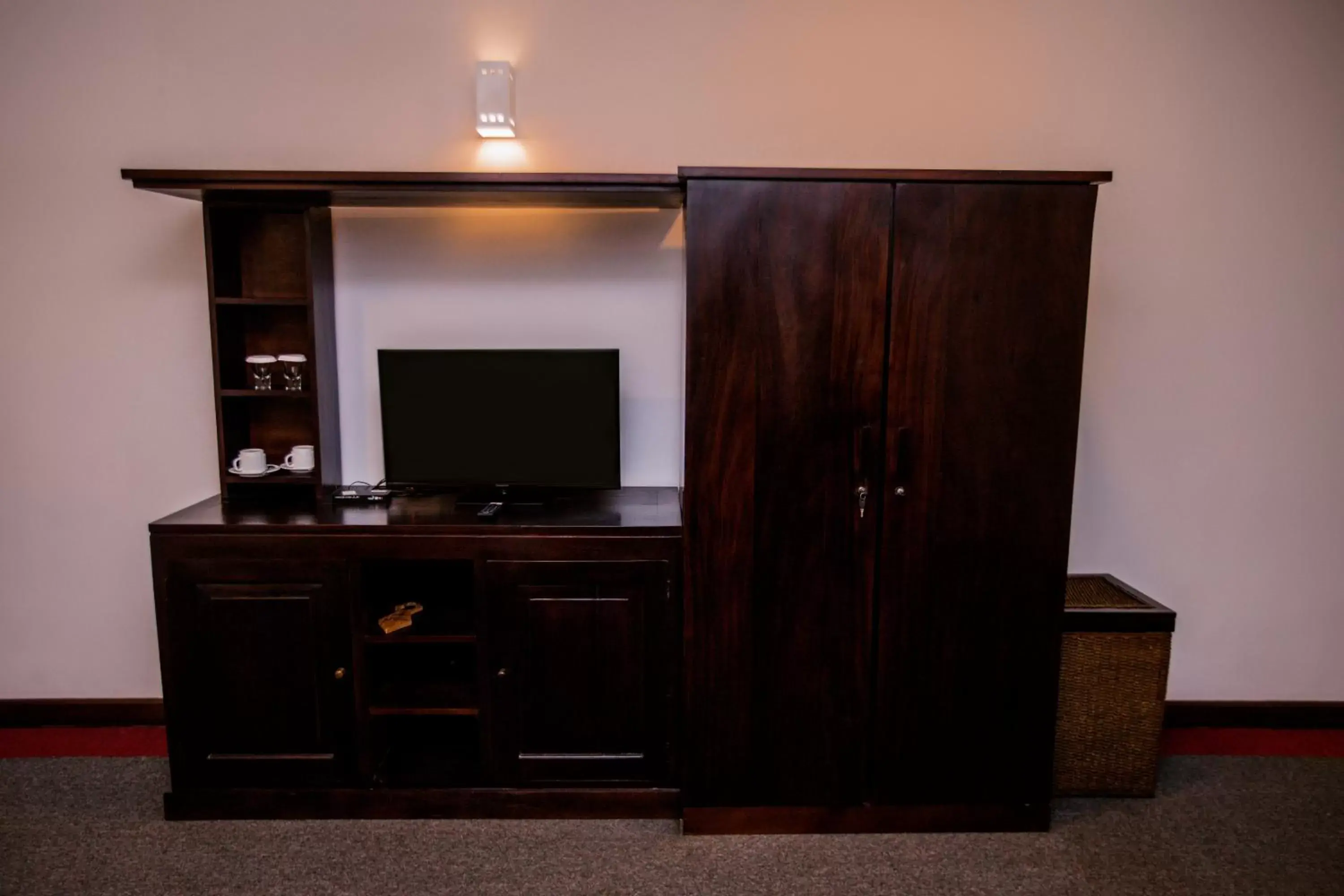 TV and multimedia, TV/Entertainment Center in St.Lachlan Hotel & Suites