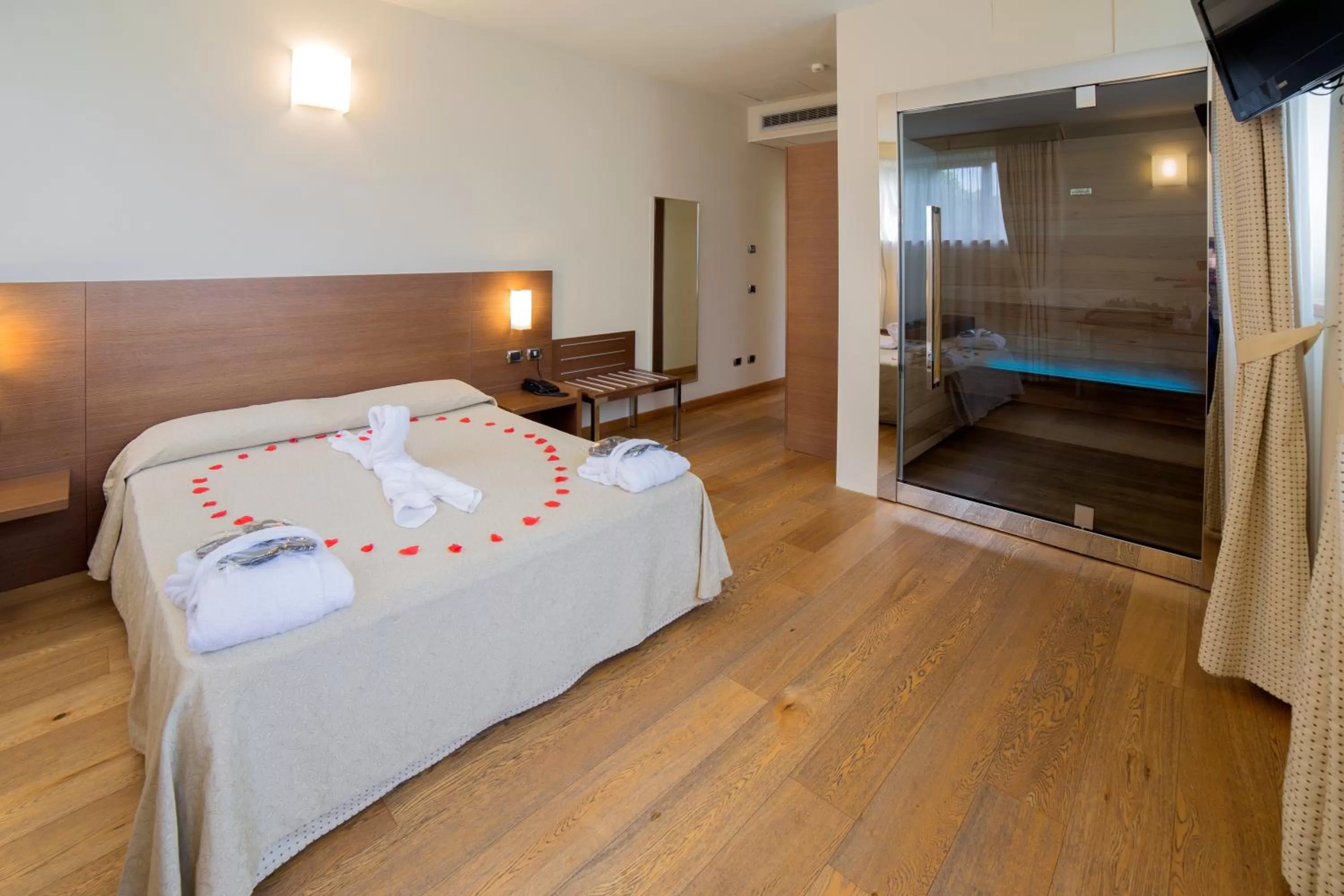 Shower, Bed in Hotel Lovere Resort & Spa