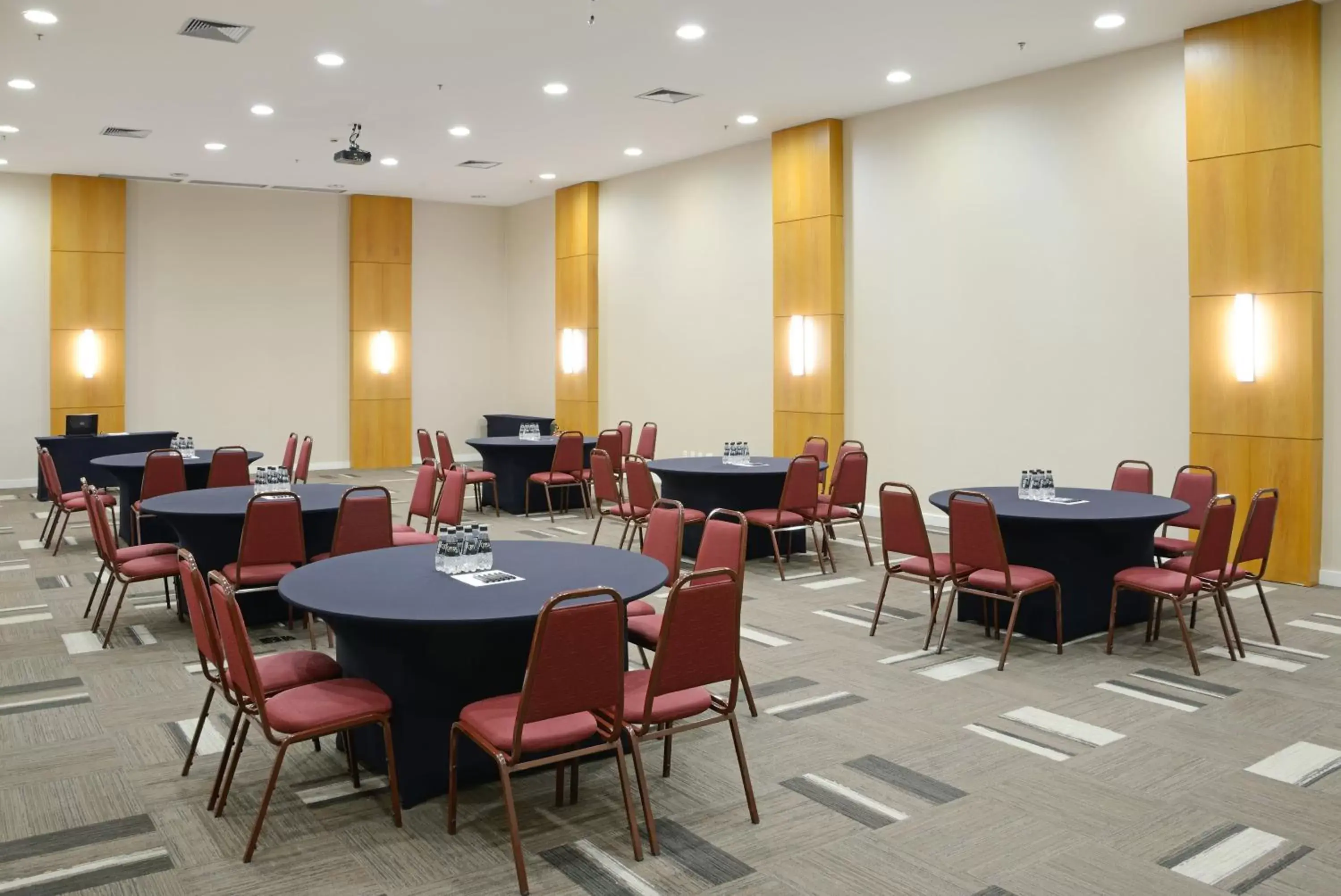 Meeting/conference room in Staybridge Suites São Paulo, an IHG Hotel