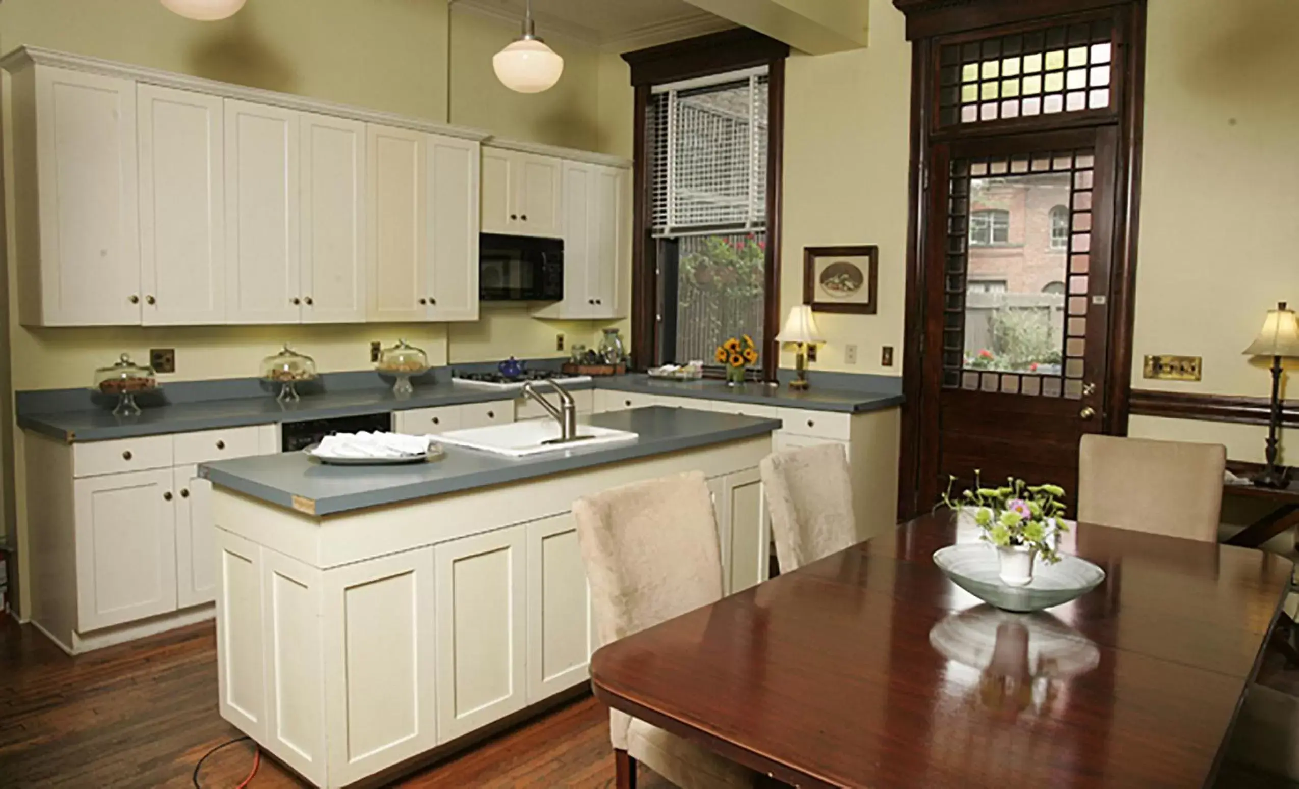 Kitchen or kitchenette, Kitchen/Kitchenette in Morgan State House Inn