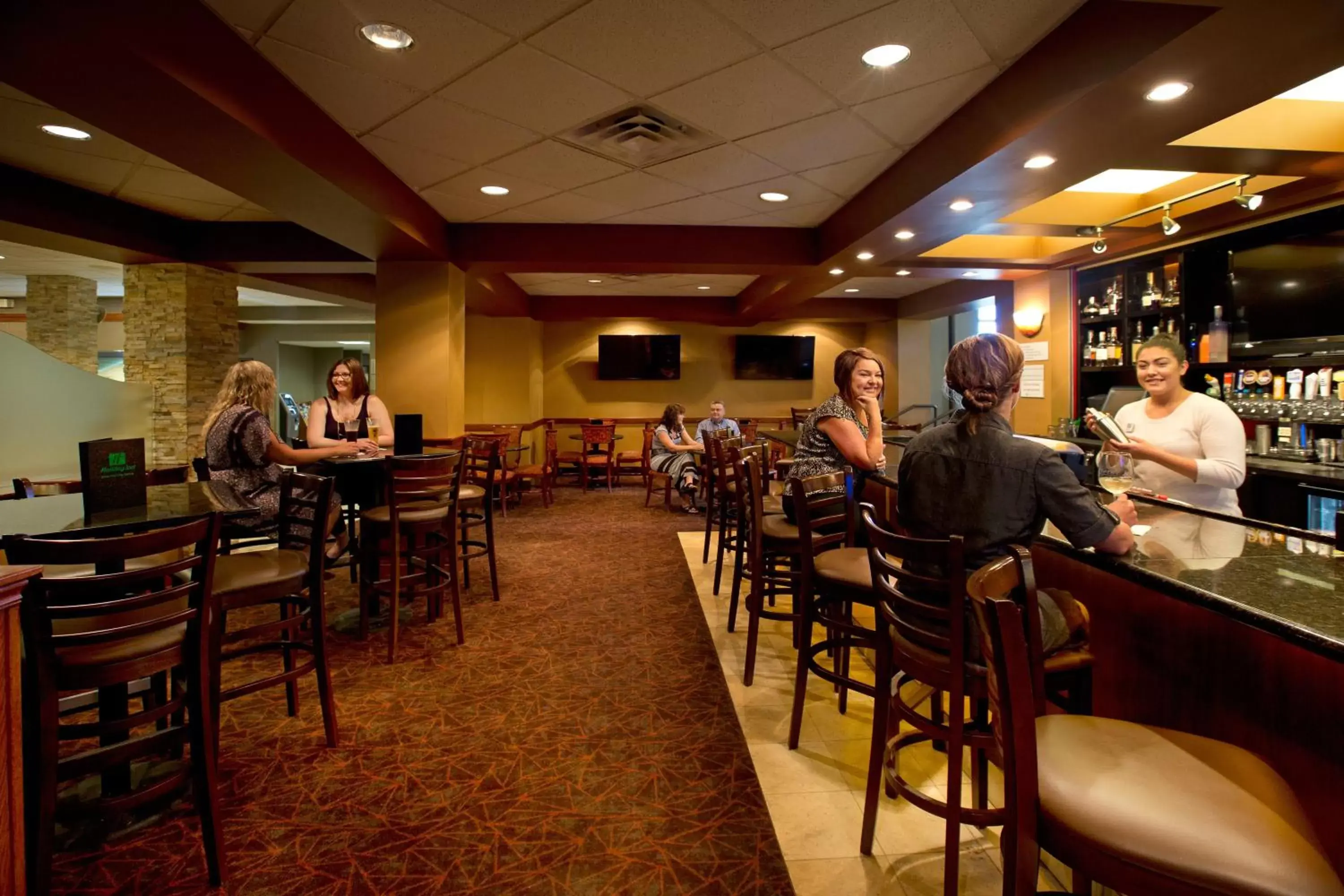Lounge or bar, Restaurant/Places to Eat in Holiday Inn Sioux Falls-City Center, an IHG Hotel