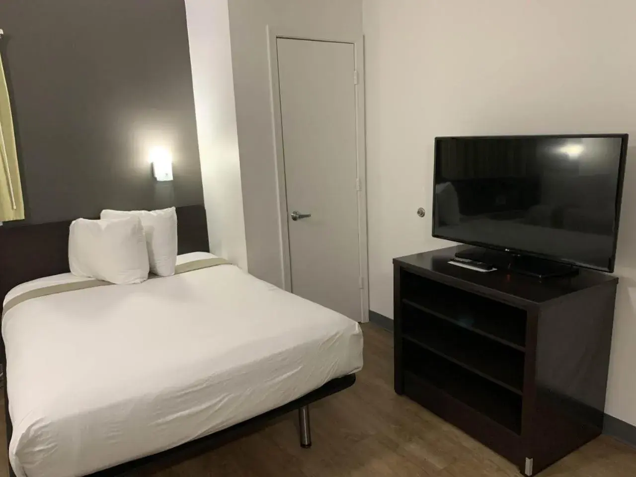 Bedroom, Bed in Studio 6-Hampton, VA - Langley AFB Area Bedroom, Bed in Studio 6-Hampton, VA - Langley AFB Area