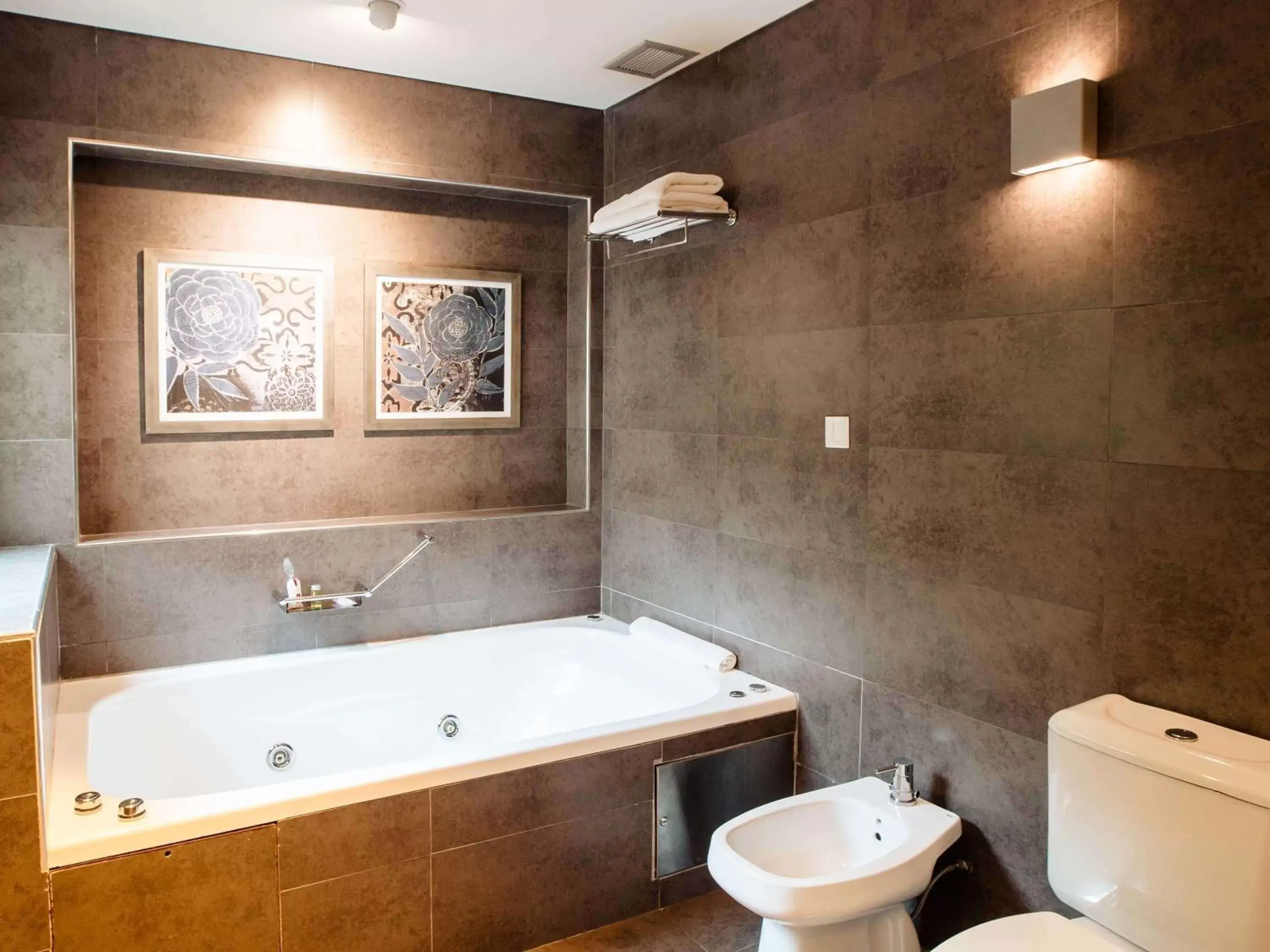Photo of the whole room, Bathroom in Mercure Iguazu Hotel Iru