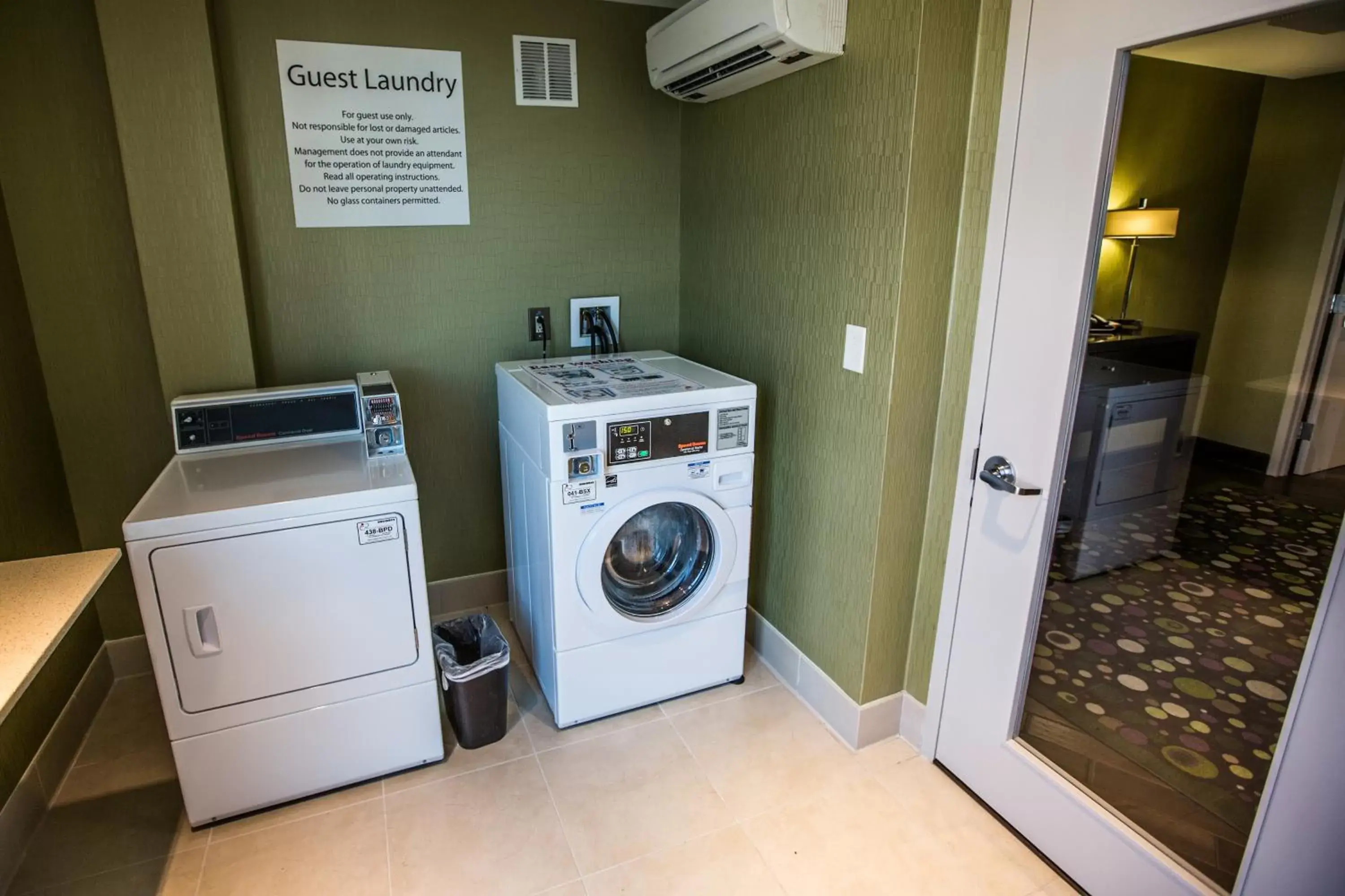 washing machine, Kitchen/Kitchenette in The Limited Hotel