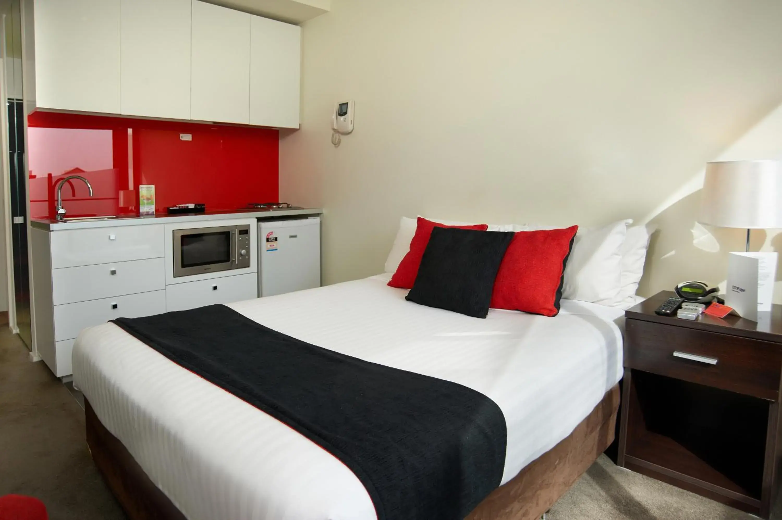 Kitchen or kitchenette, Bed in City Edge on Elizabeth Apartment Hotel