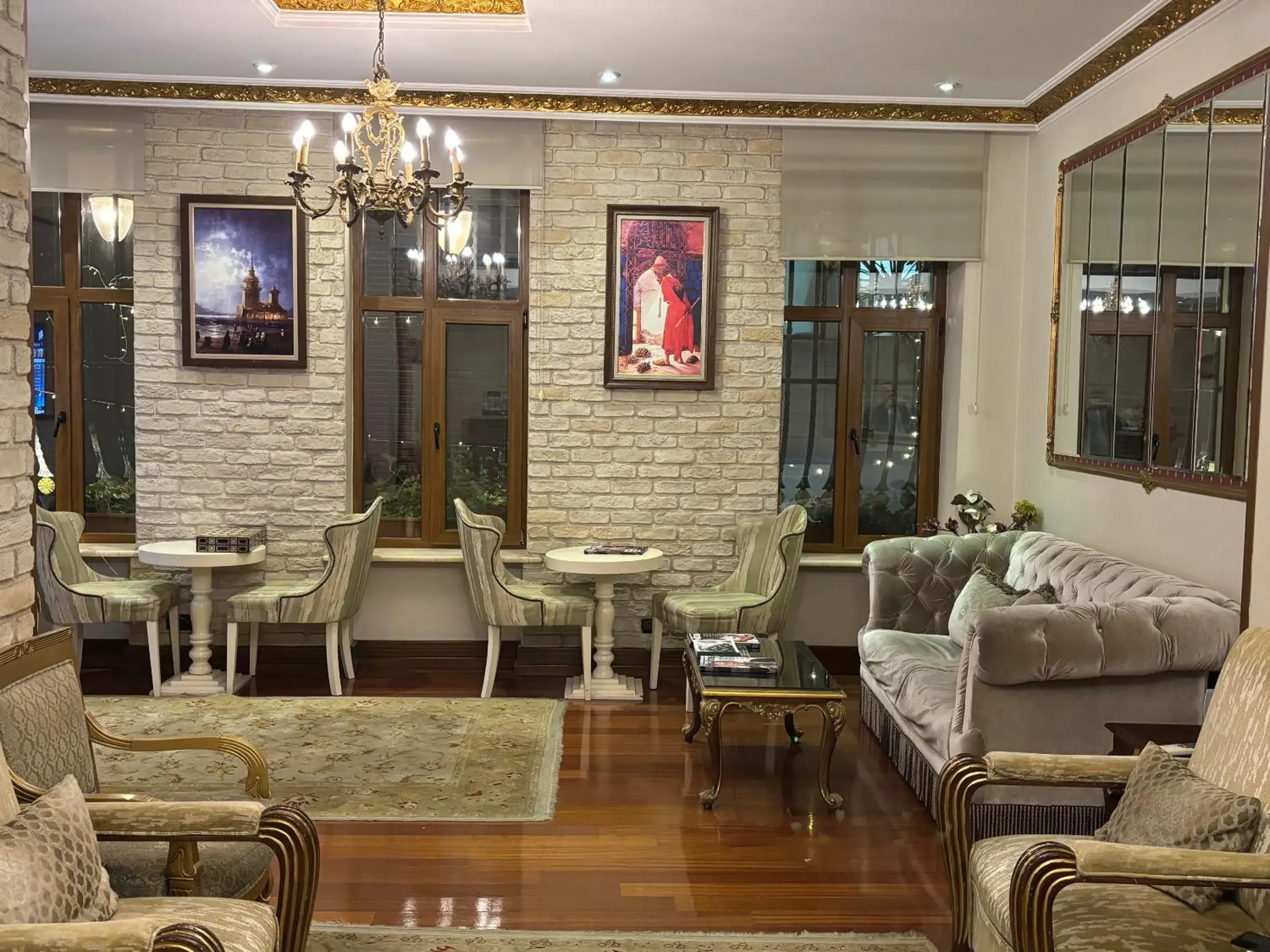 Communal lounge/ TV room in Nil Hotel