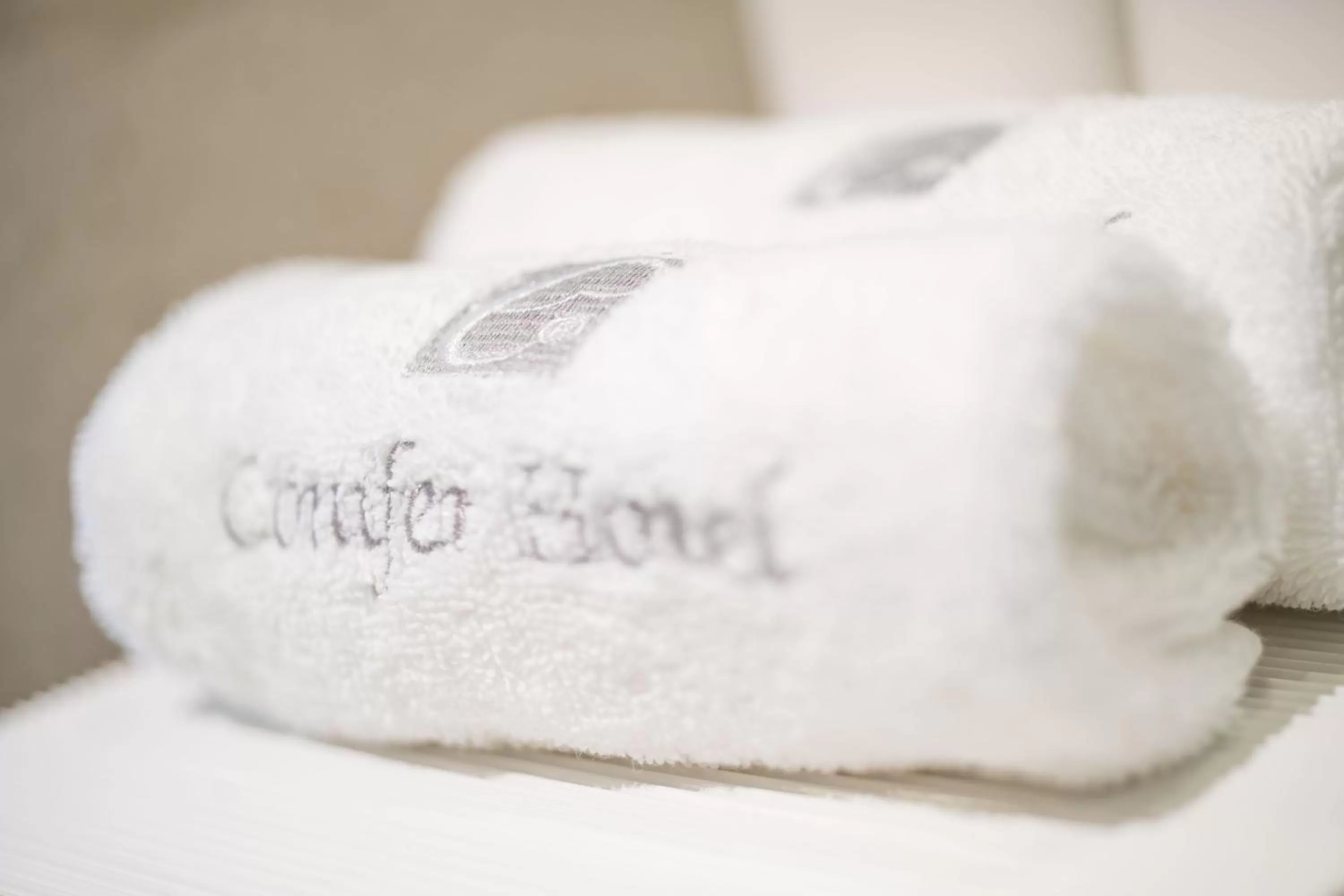 towels, Bed in Conifer Grand Hotel