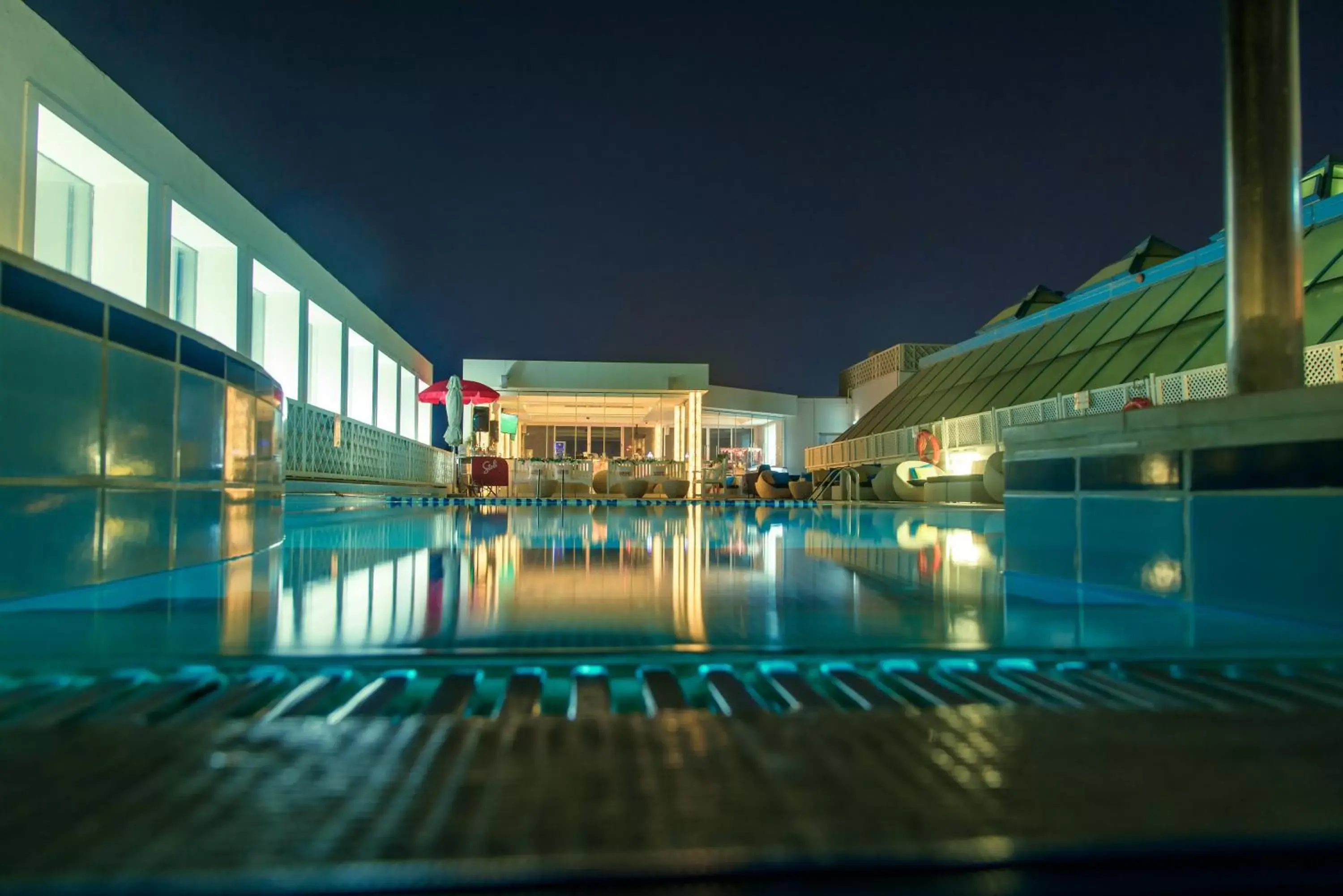 Swimming pool in Millennium Downtown