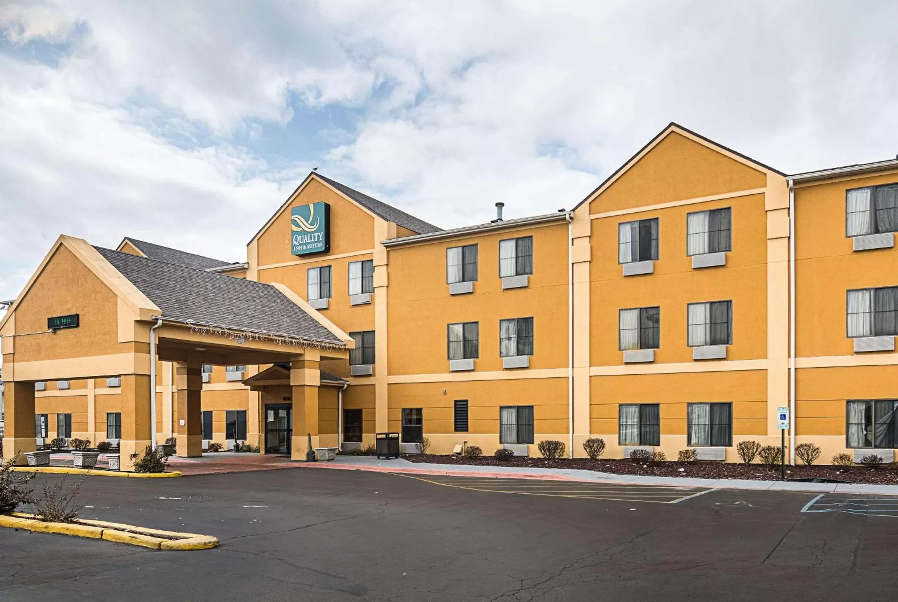 Property Building in Quality Inn and Suites Harvey