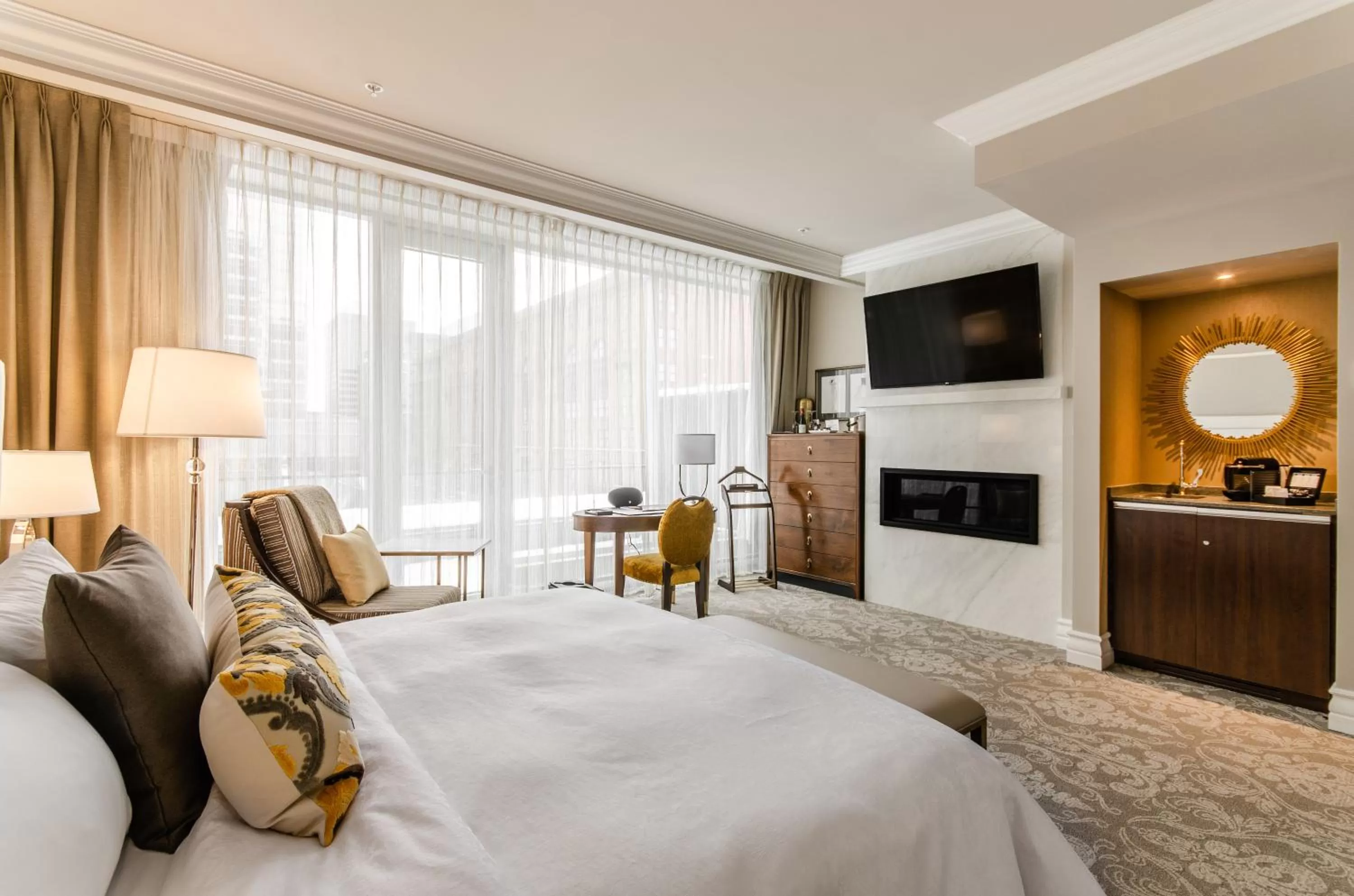 Balcony/Terrace, Bed in Hôtel Birks Montréal