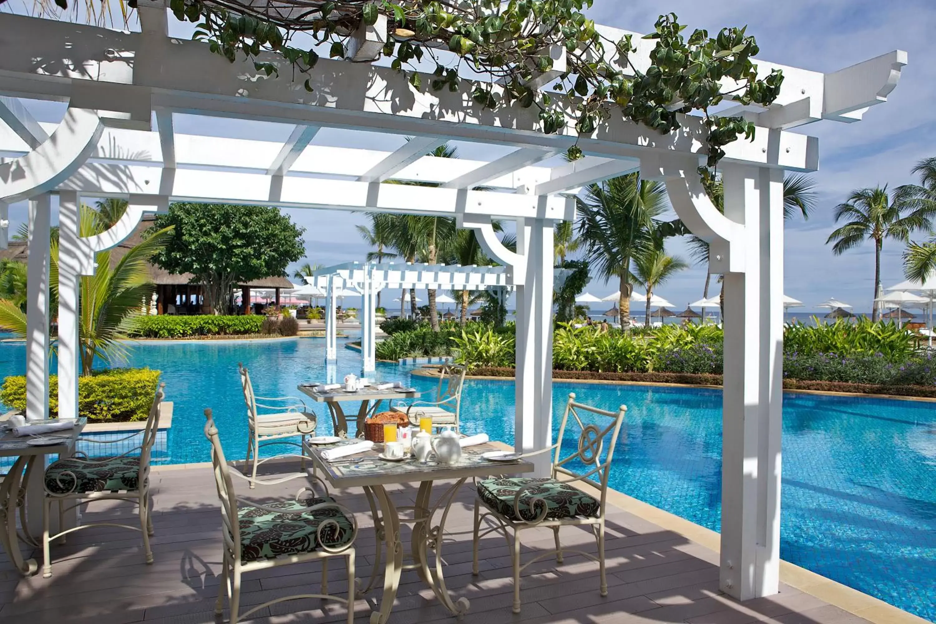 Restaurant/places to eat, Swimming Pool in Sugar Beach Mauritius