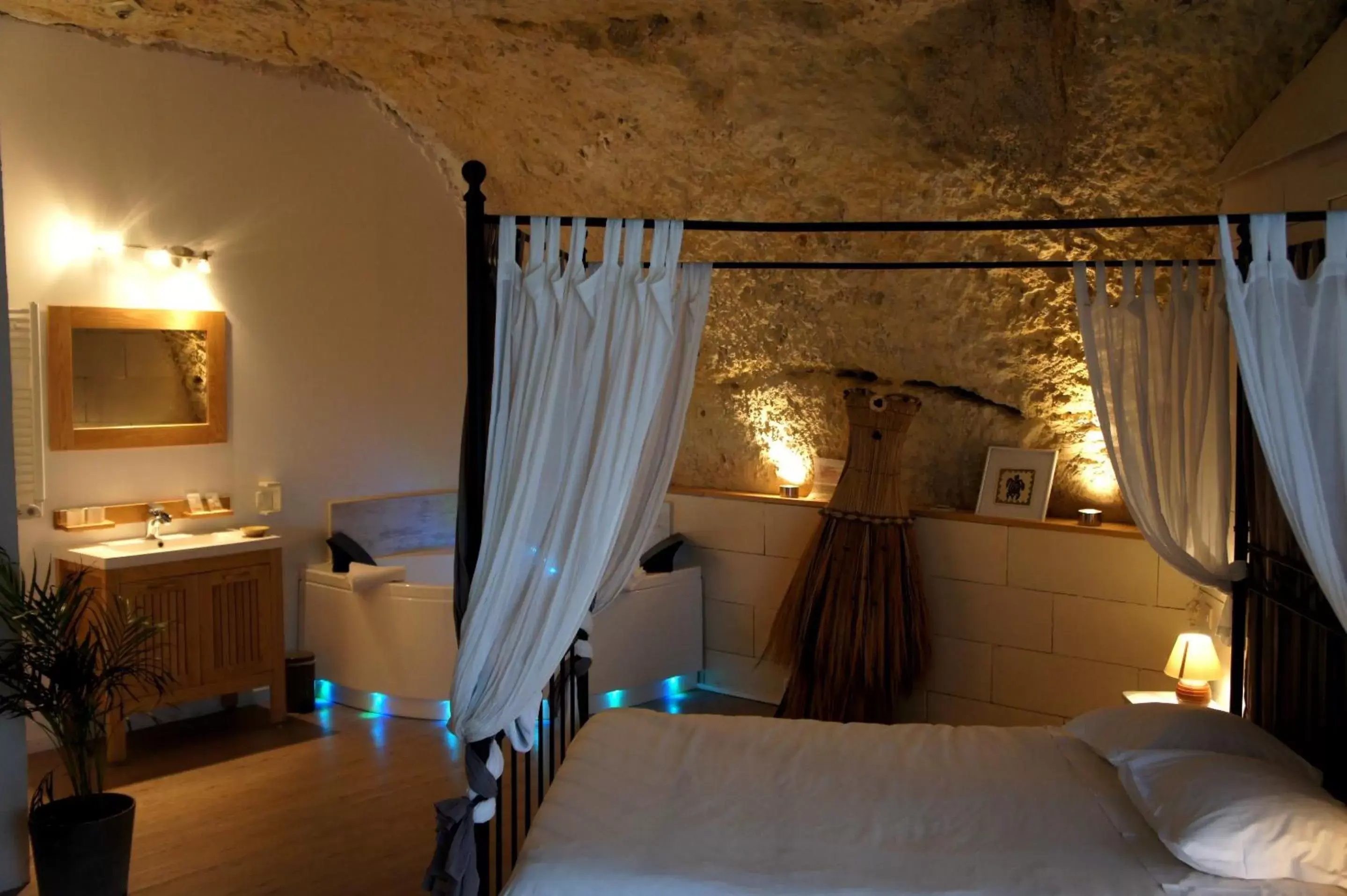Bedroom, Bed in Chambres d'Hôtes Troglodytes Le Clos de L'Hermitage