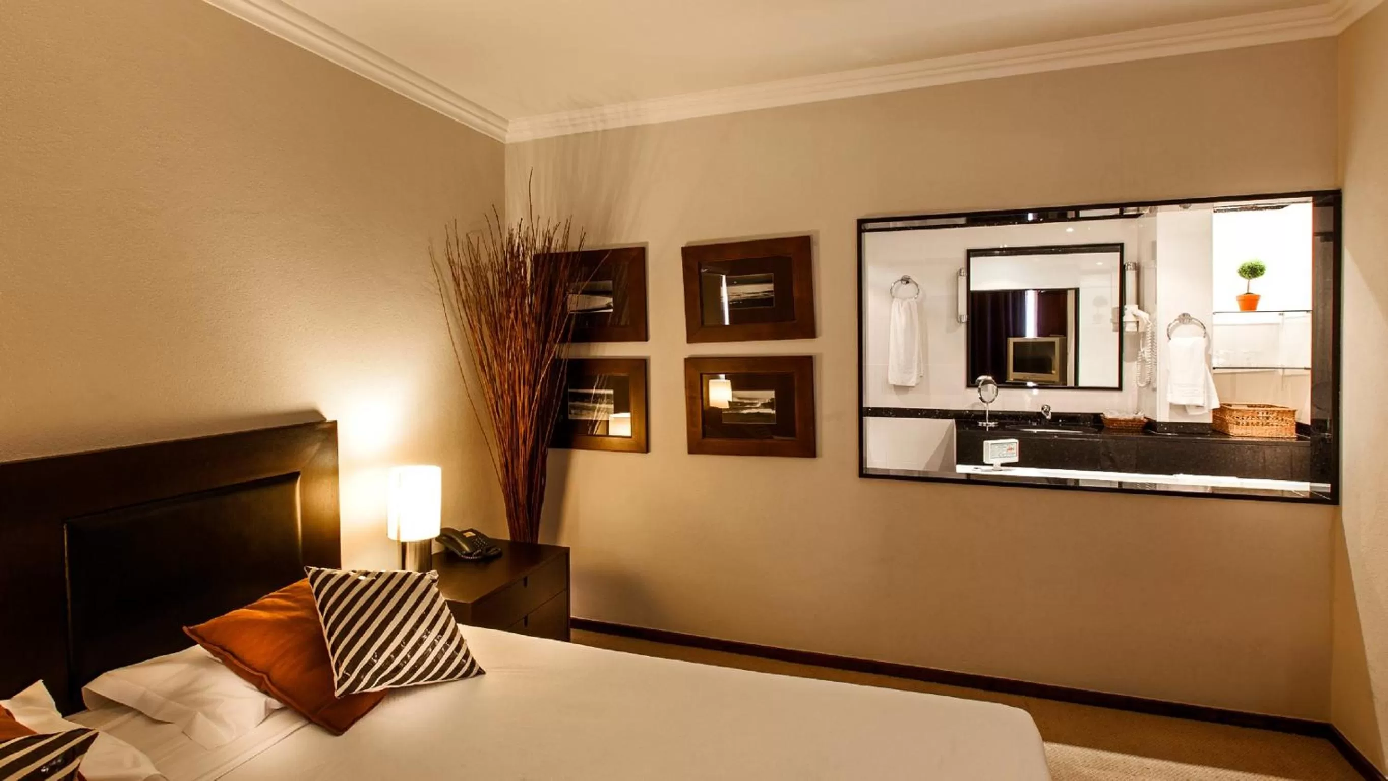 Bedroom, Bed in Carcavelos Beach Hotel