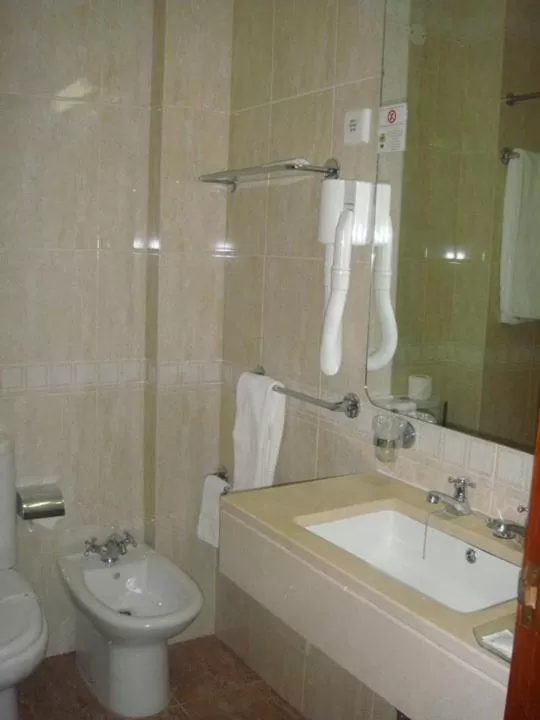 Bathroom in Hotel Apolo