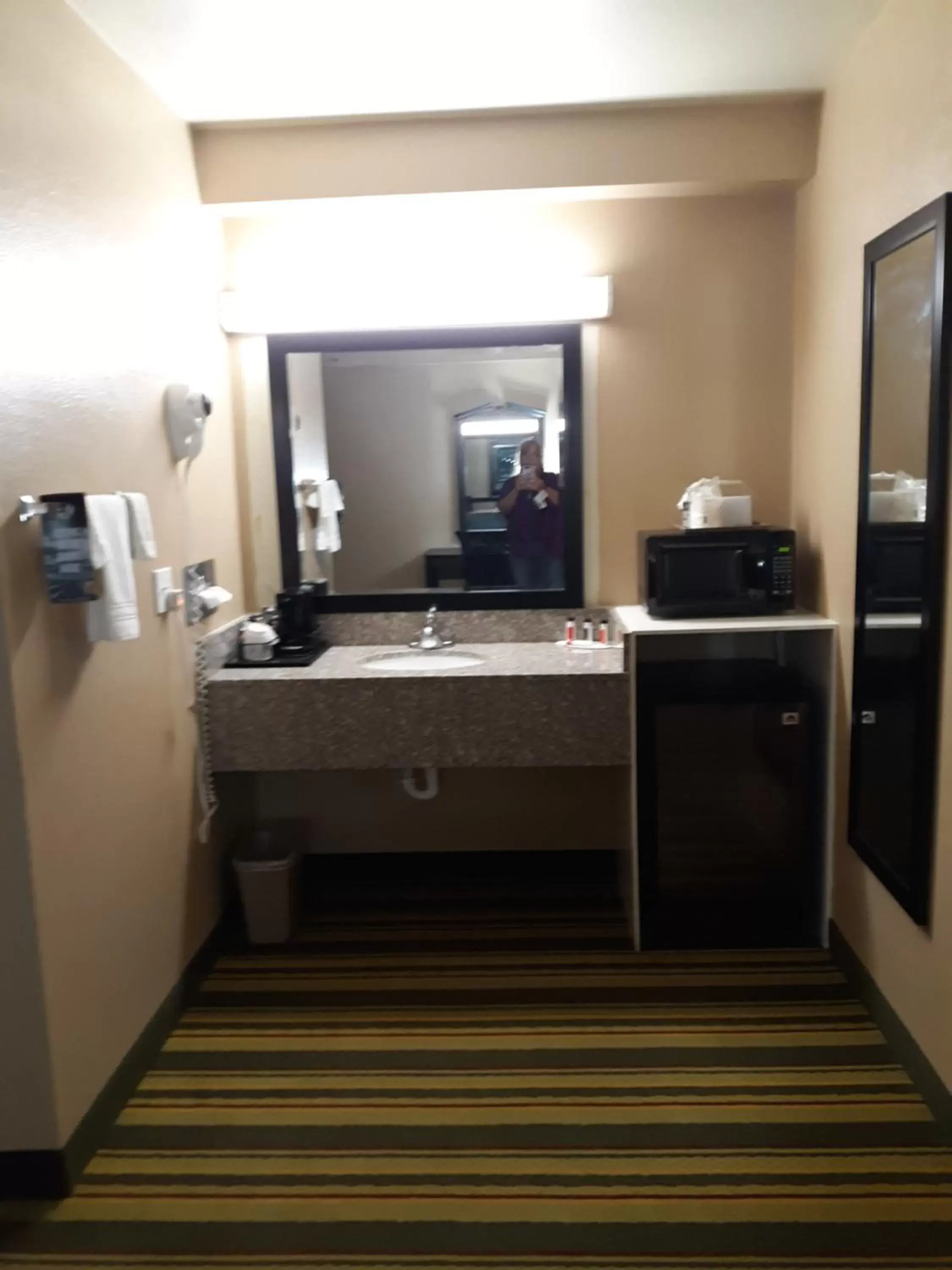 Kitchen or kitchenette, Bathroom in Super 8 by Wyndham Mound City