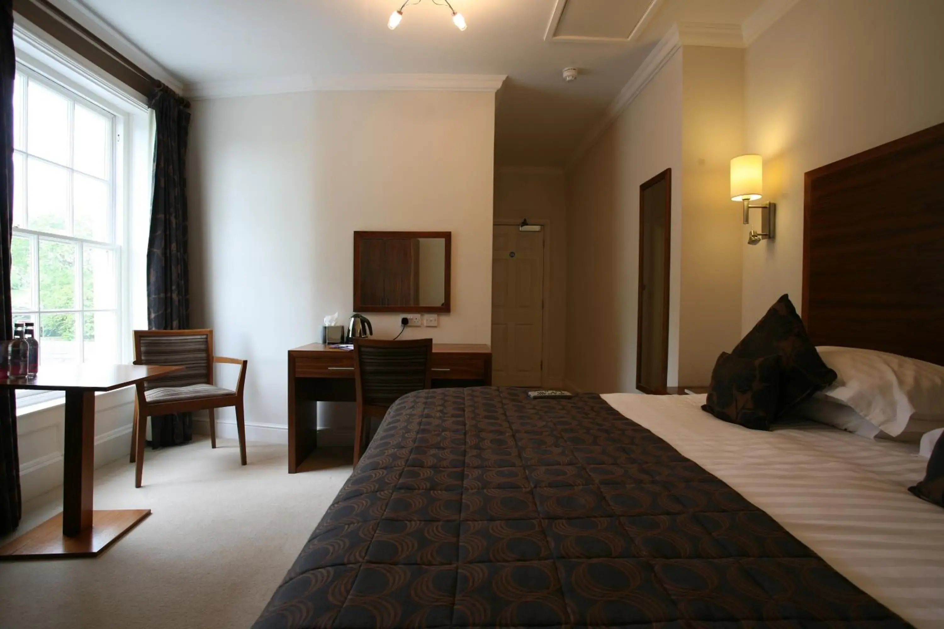 Bed, TV/Entertainment Center in Fishmore Hall Hotel and Boutique Spa