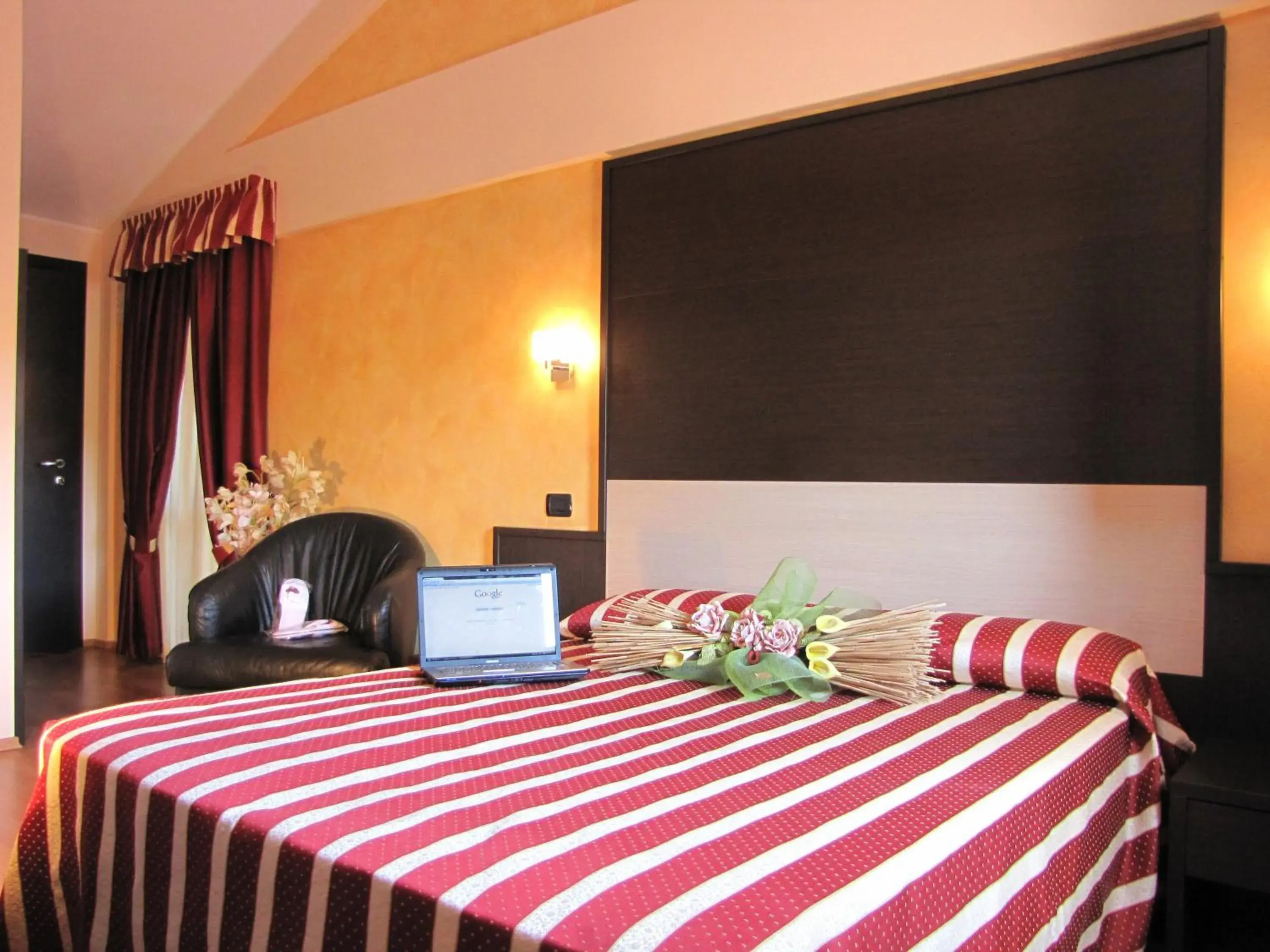 Bedroom, TV/Entertainment Center in Hotel Iacone
