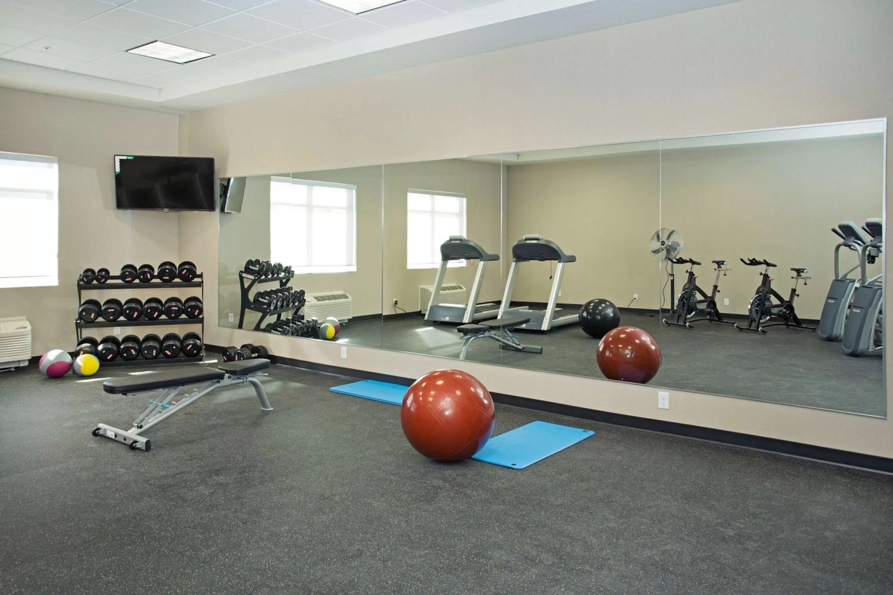 Fitness centre/facilities in Wingate by Wyndham Calgary Airport