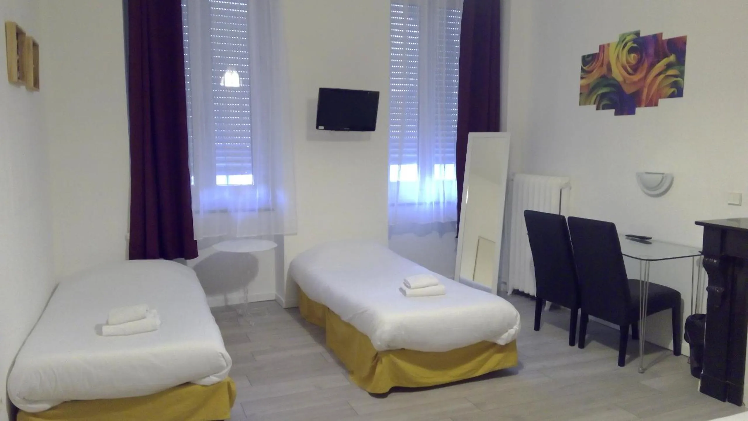 Bedroom, Bed in Hôtel Central