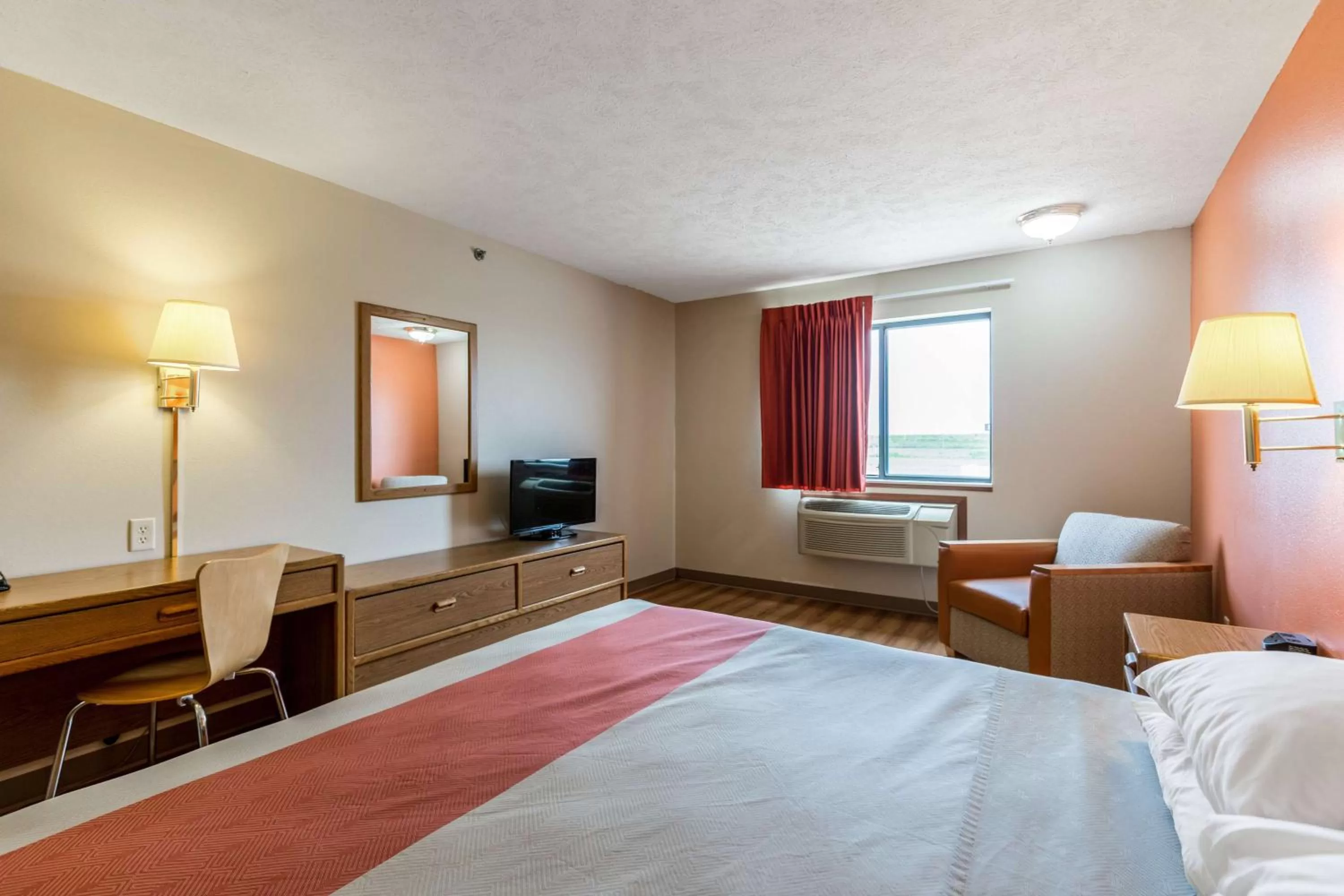 Photo of the whole room, Bed in Motel 6-Percival, IA