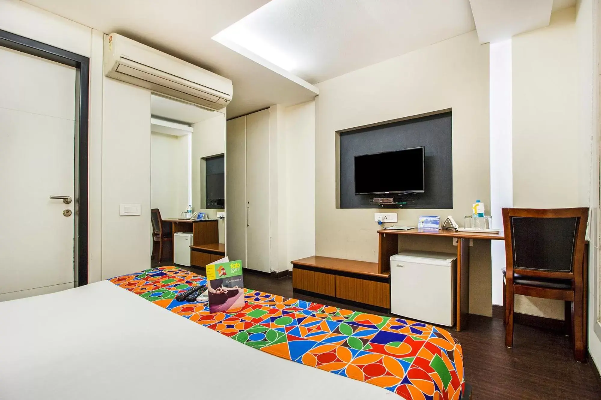Bed, TV/Entertainment Center in FabHotel Prime Avenue