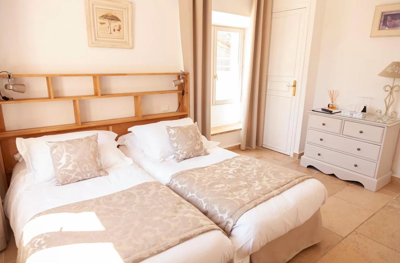 Photo of the whole room, Bed in Auberge du Vieux Château