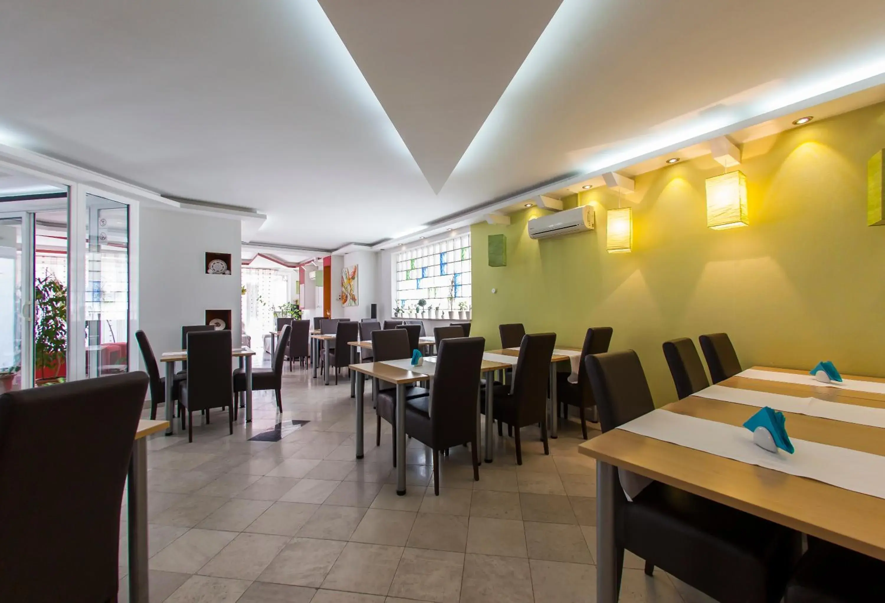 Restaurant/Places to Eat in Hotel Hayat