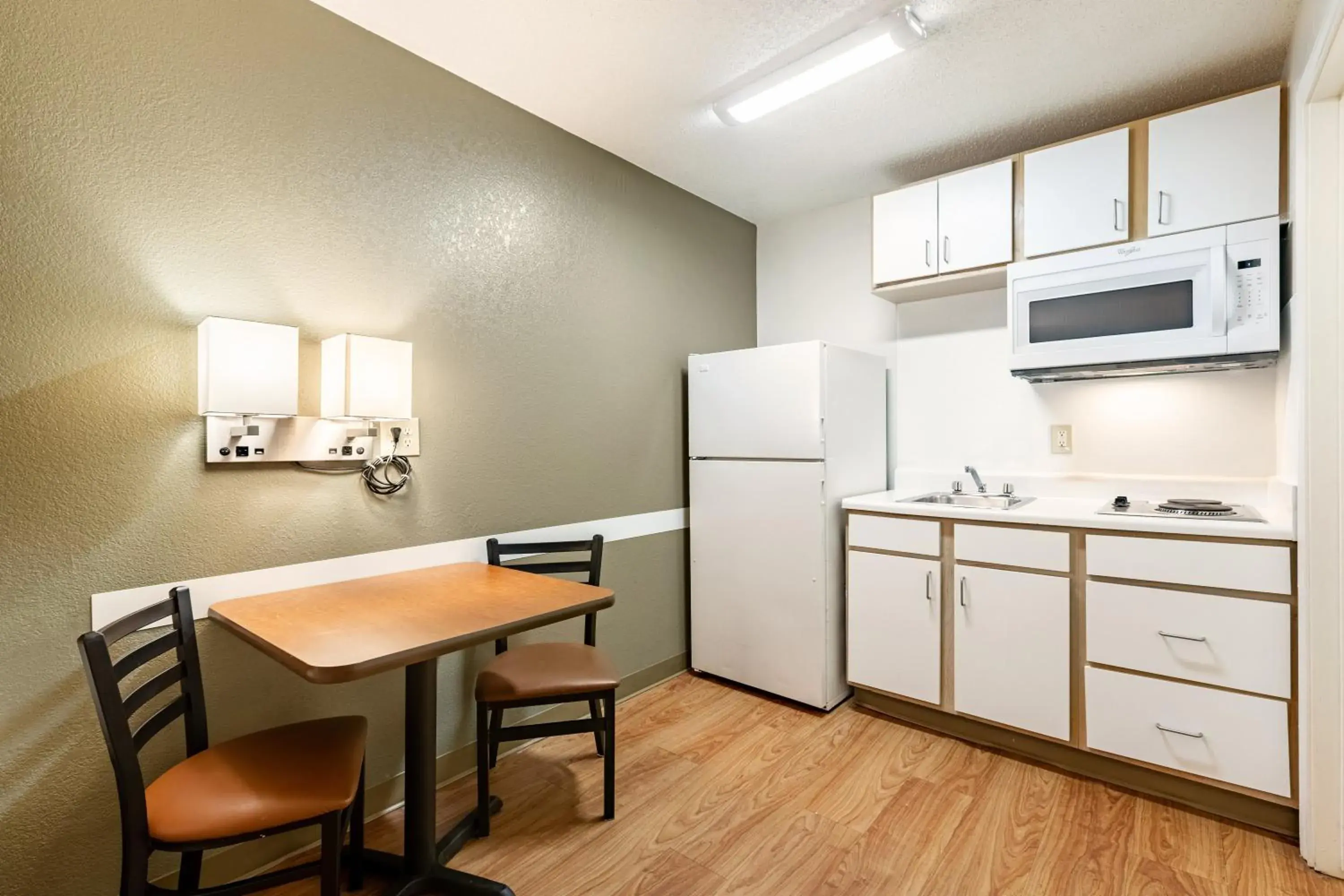 Photo of the whole room, Kitchen/Kitchenette in HomeTowne Studios by Red Roof - Atlanta NE - Peachtree Corners